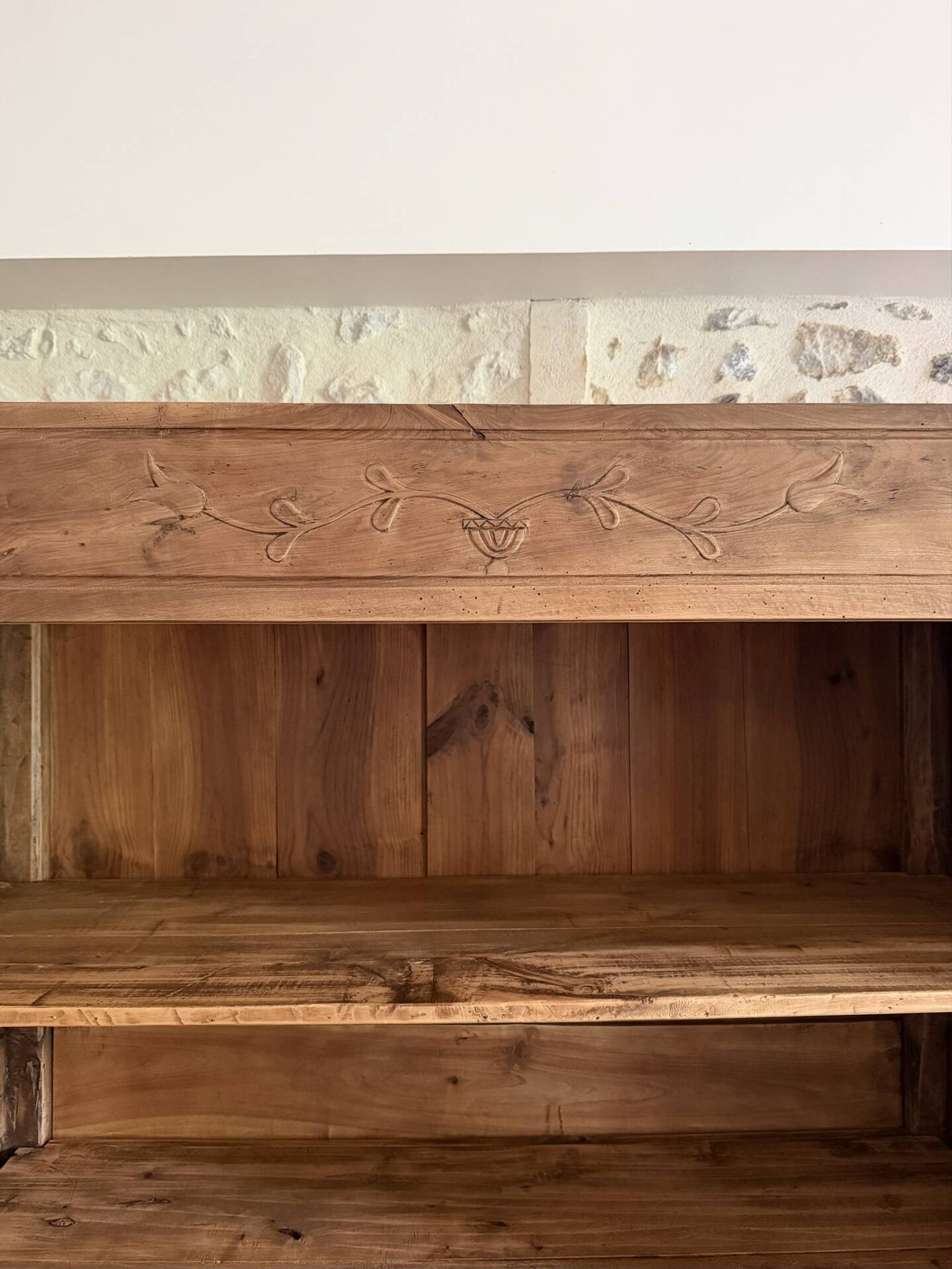 Bibliothèque en bois rénovée