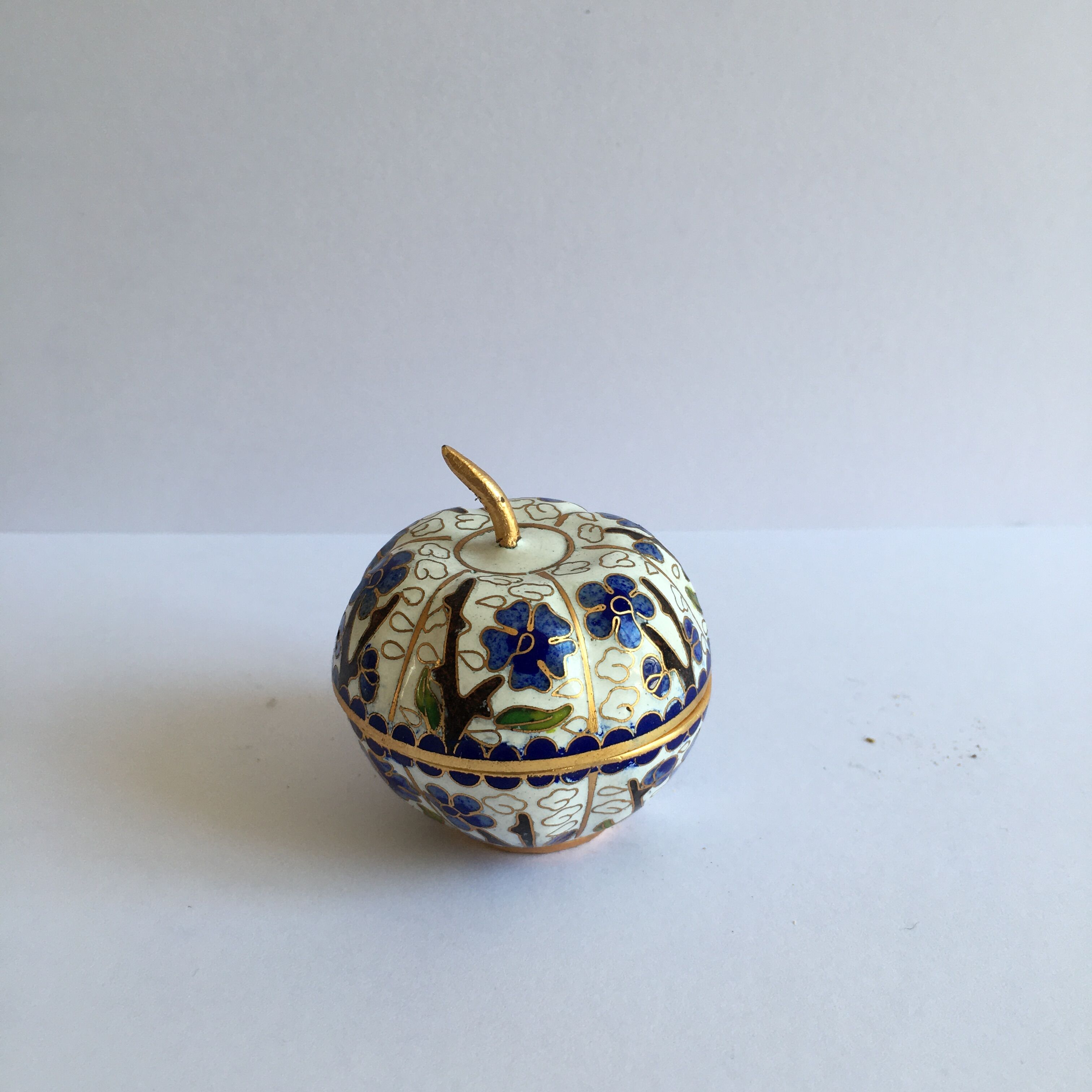 Small Chinese box partitioned enamels