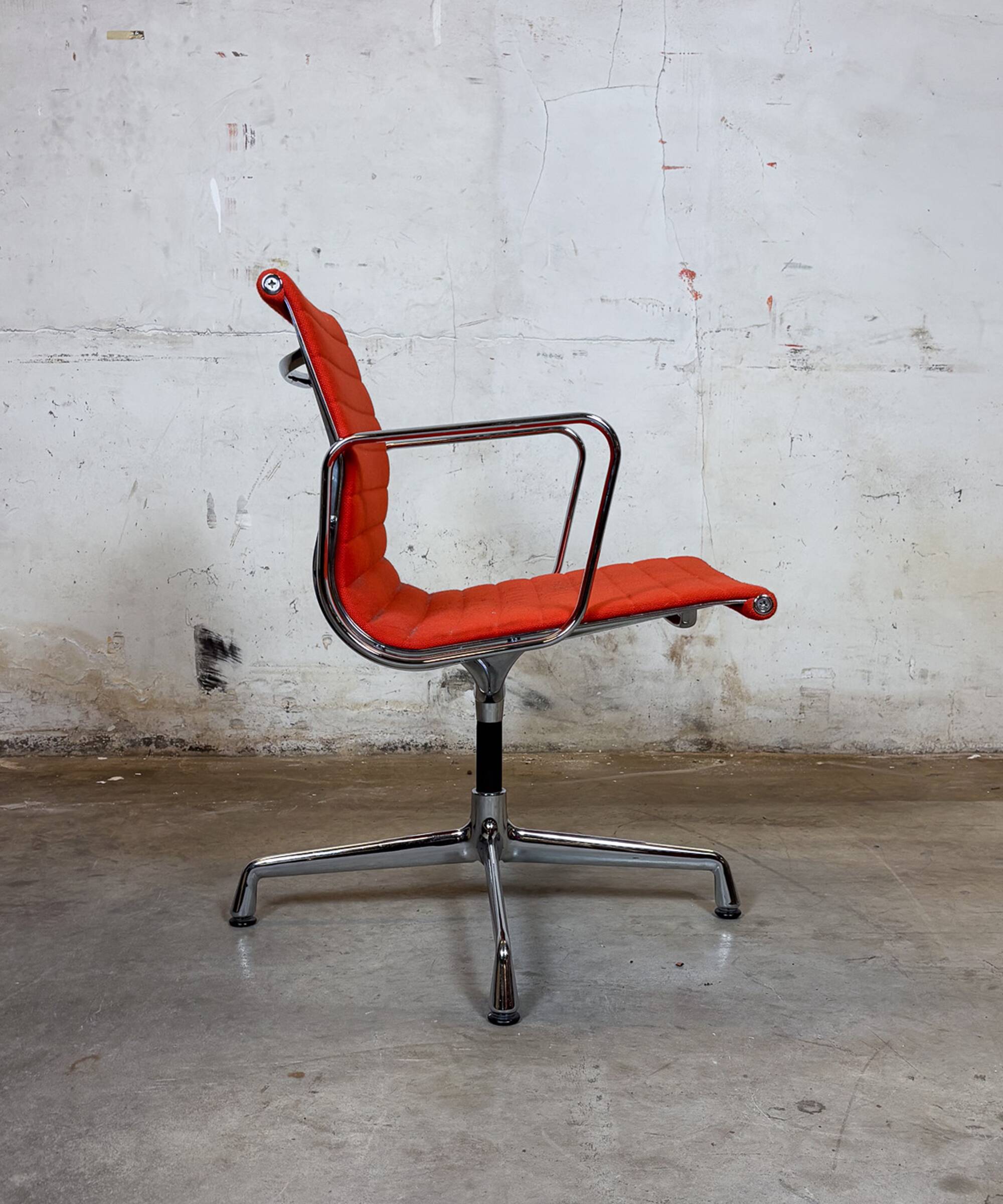 Vitra EA 108 Charles & Ray Eames, tissu et aluminium – orange – chaise de t