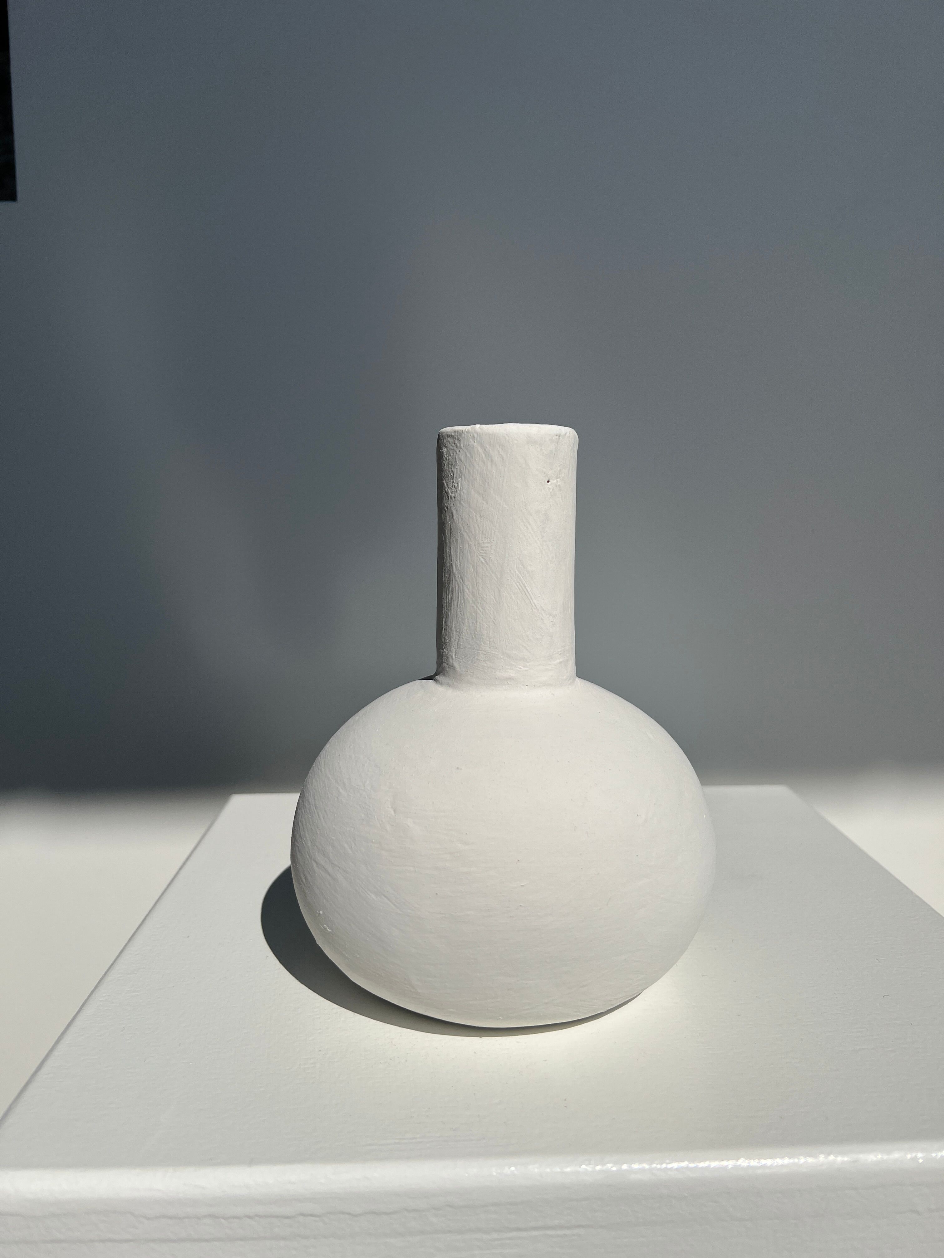 Handmade soliflore drop vase in terracotta painted white h:20 d:15