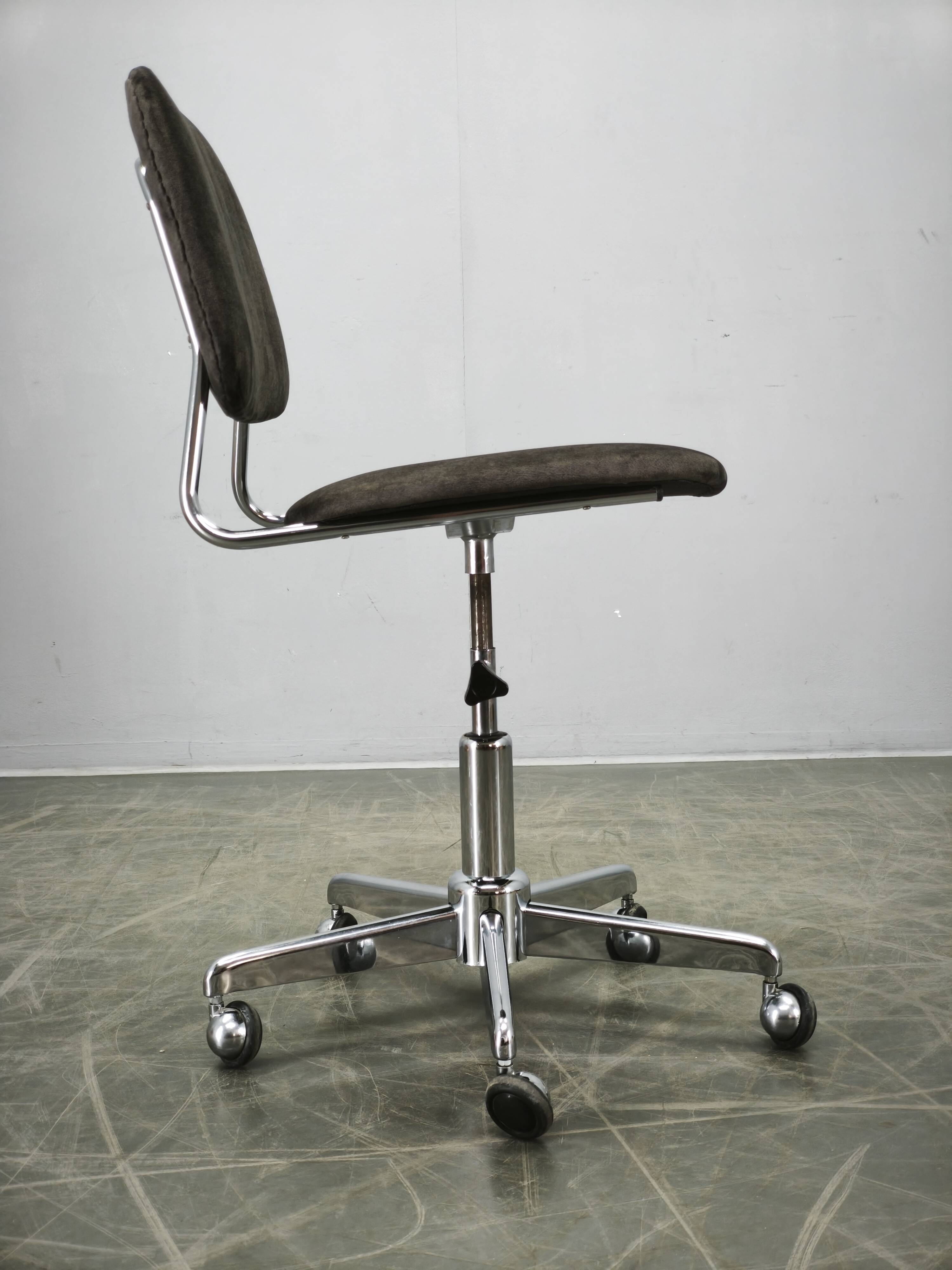 Italian Swivel Office Chair with Chrome Base, 1970s
