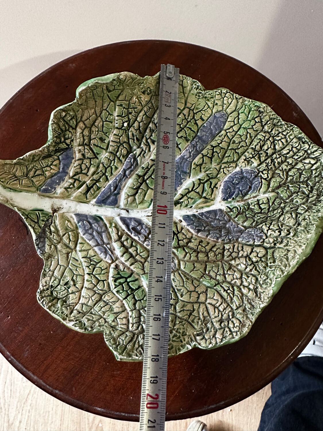 Vintage ceramic leaf-shaped vide poche, signed.