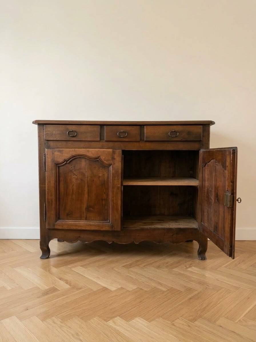 Old low sideboard in solid wood with drawers and doors.
