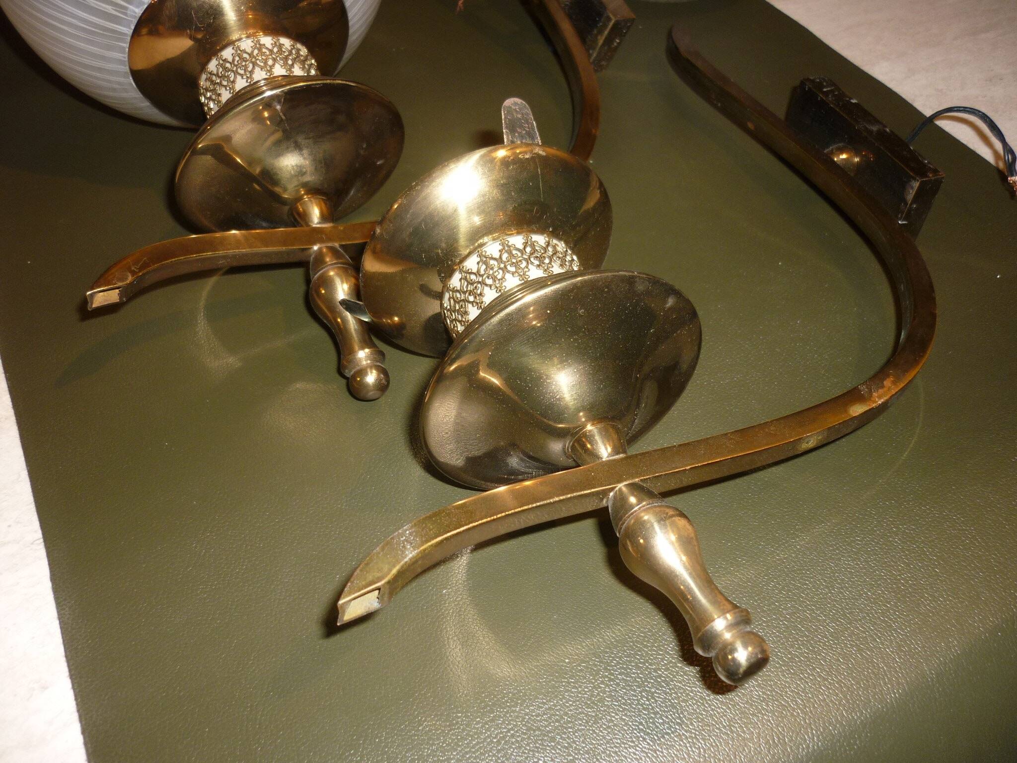 Pair of wall lights in gilded brass and glass balls