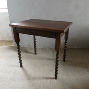 Table basse en bois massif avec pieds torsadés, début XXème