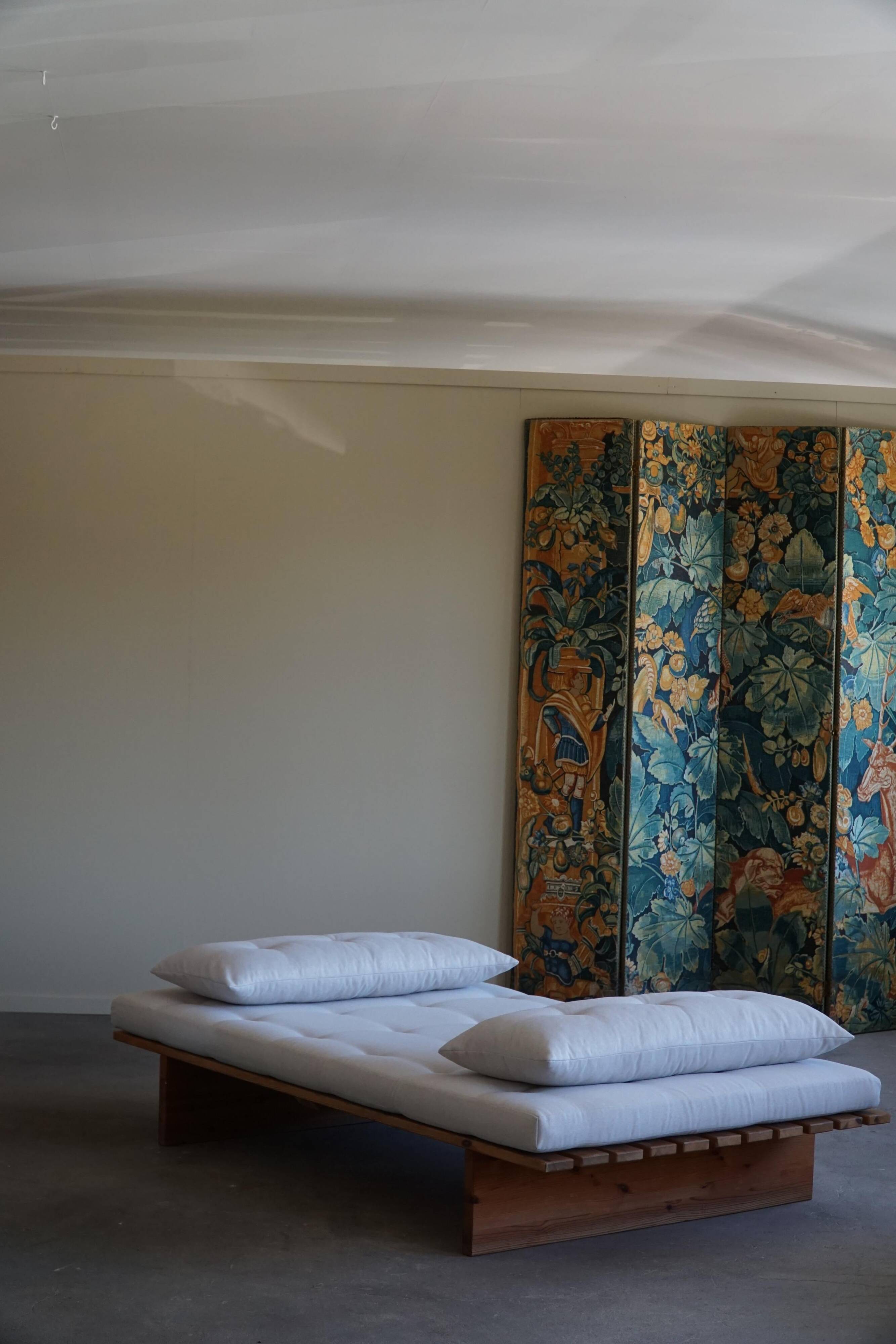 Modern Danish daybed, reupholstered, made of pine, by Nyt i Bo, 1970s.