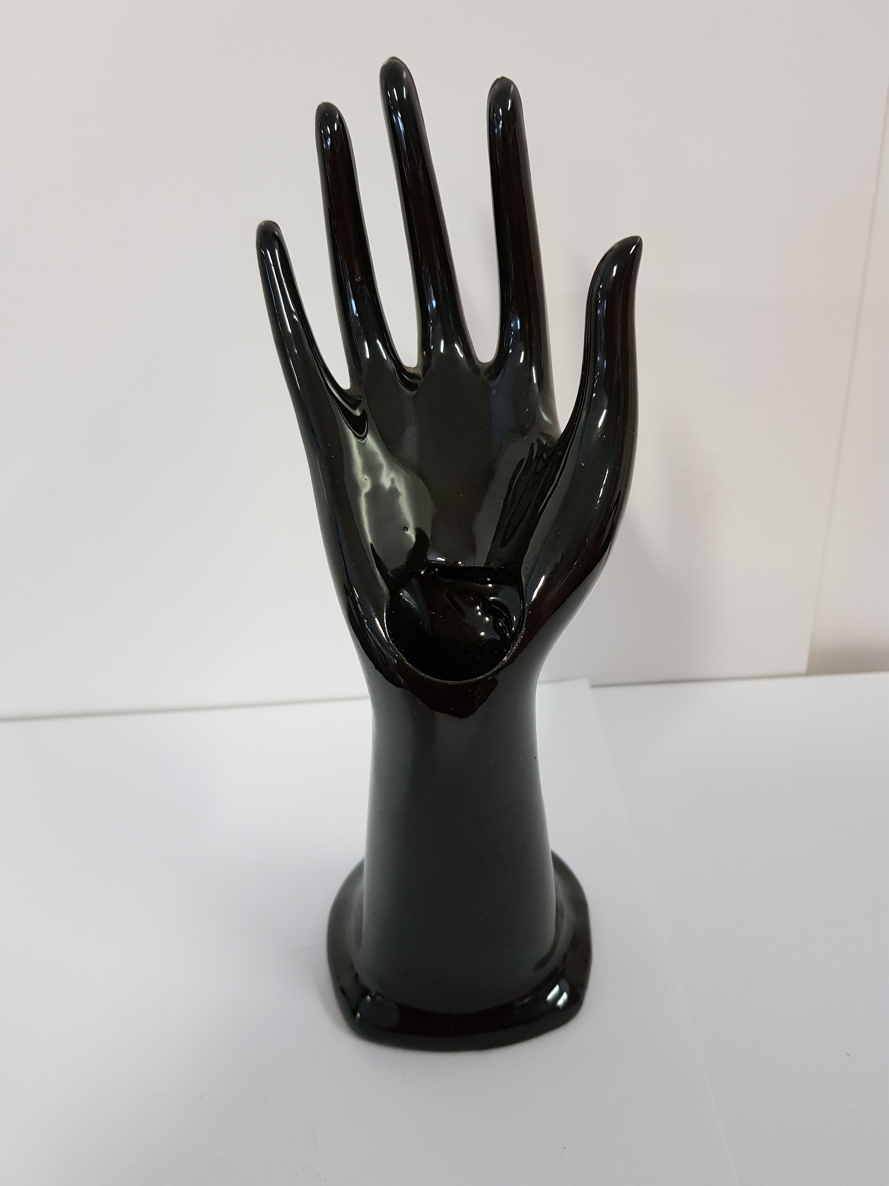 Hand baguier in black faience