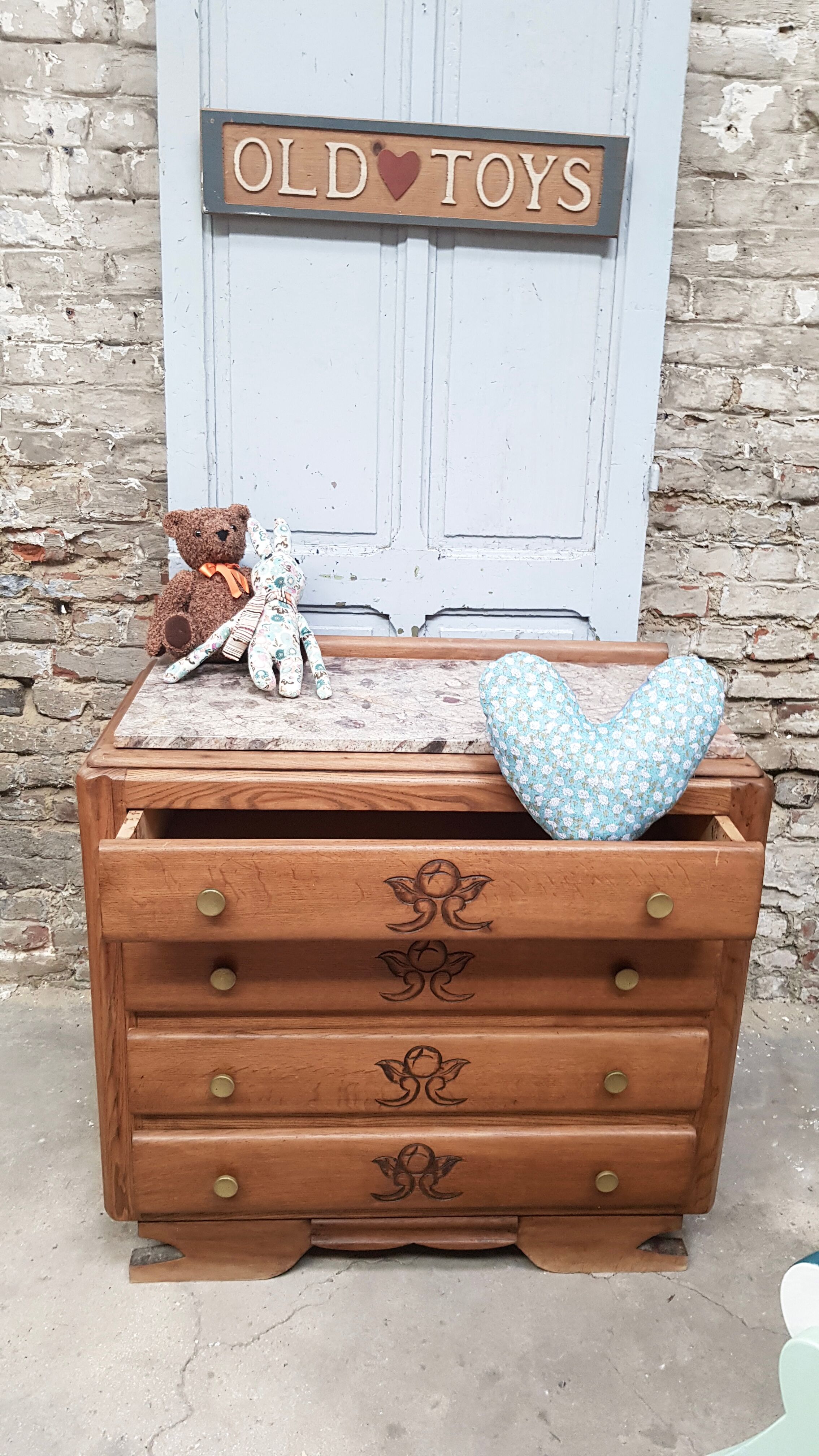 Art Deco chest of drawers