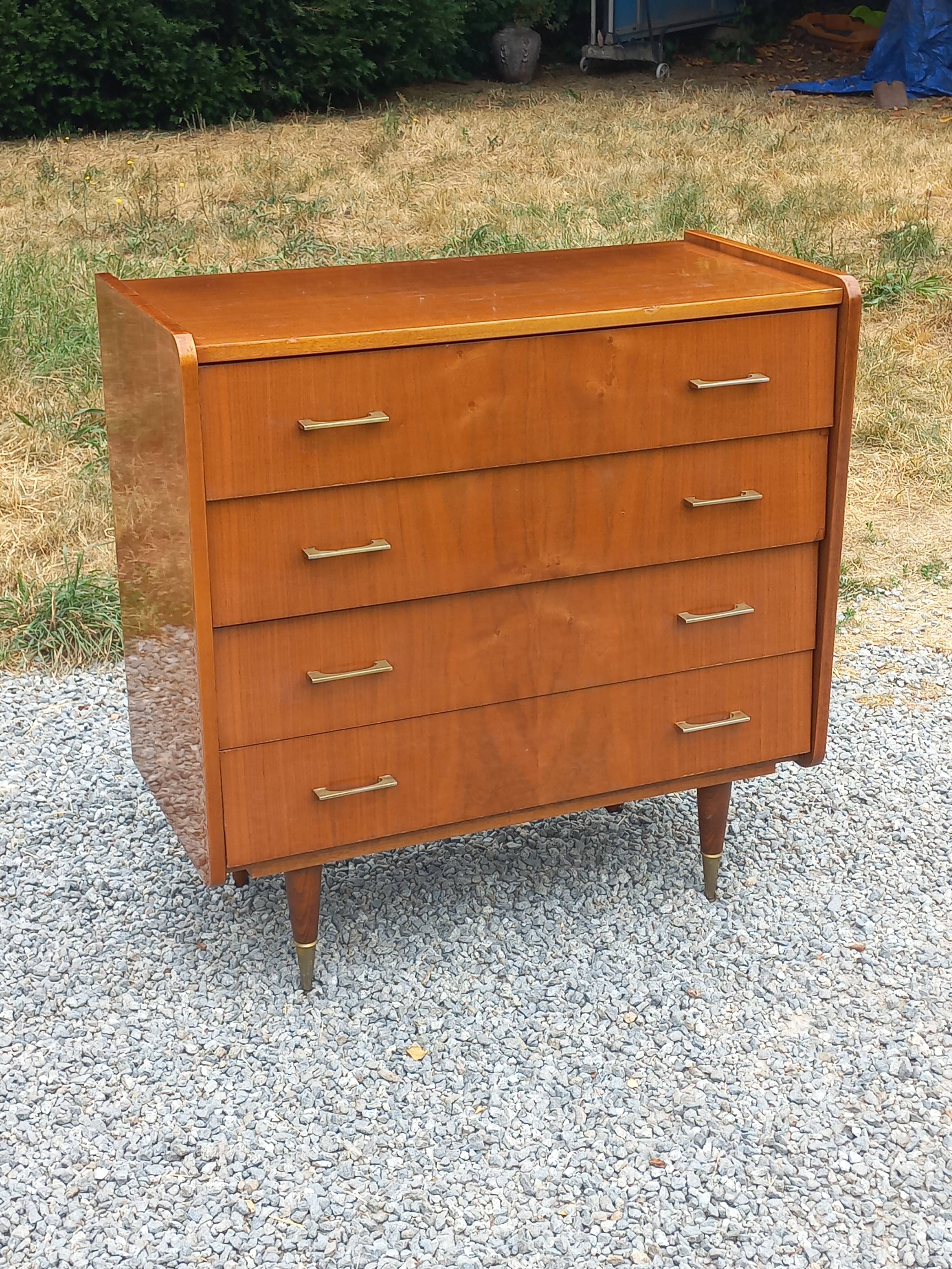 Vintage walnut varnished chest of drawers with 4 drawers from the 1960s.