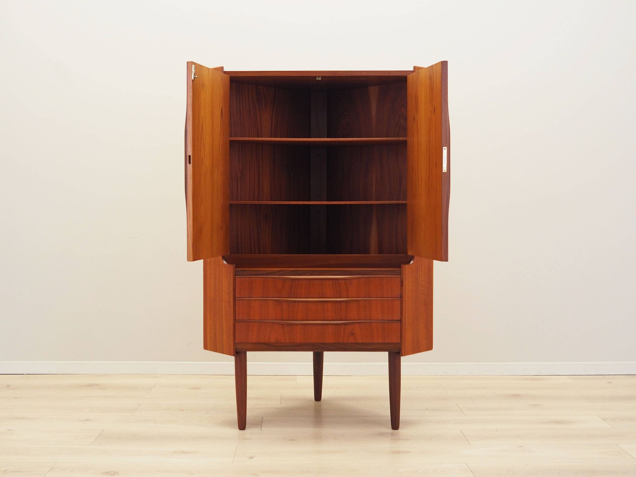 Cabinet d'angle en teck, design danois, années 1970, production : Danemark