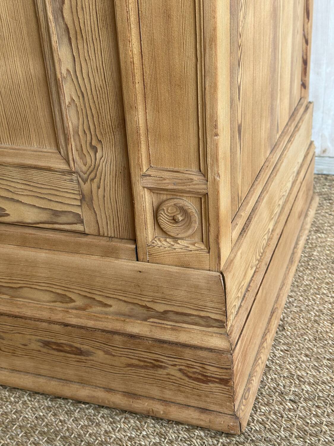 Armoire XXL en pitchpin massif - style Louis Philippe clair