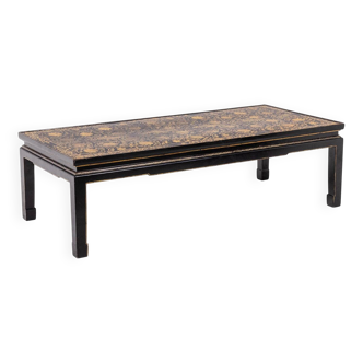 Table basse en laque rehaussée de motifs floraux, circa 1900
