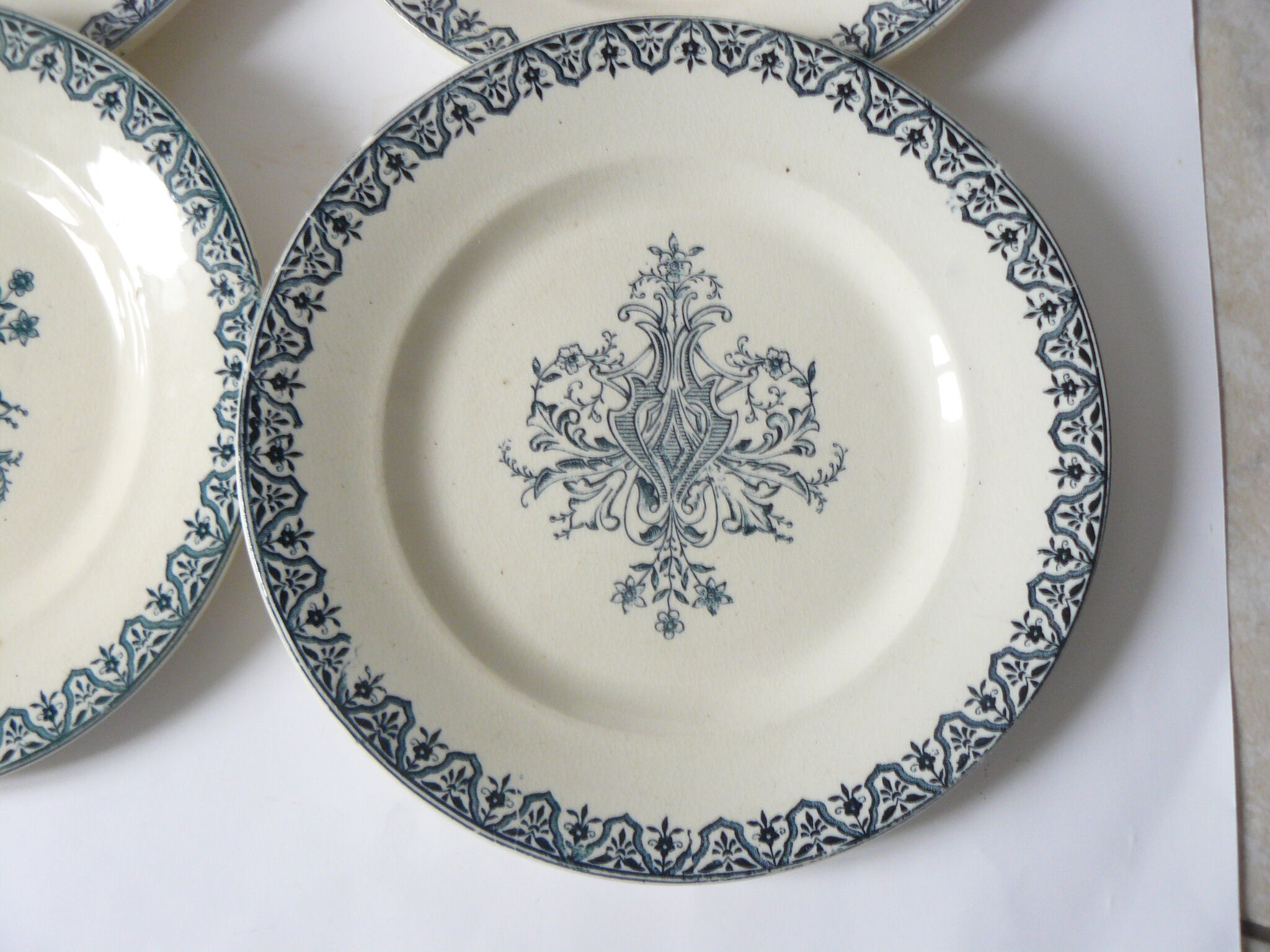 Lot de 4 assiettes plates terre de fer  modèle Alhambra  bon état