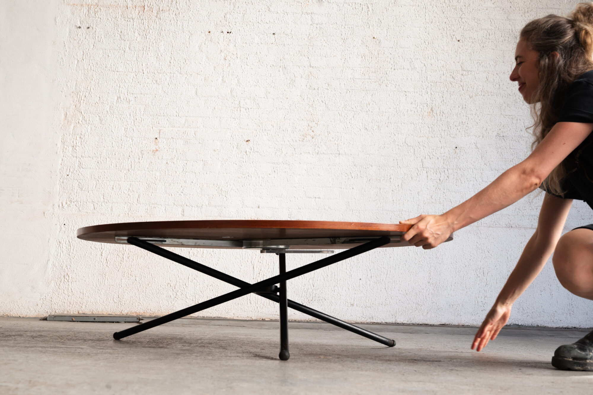 Table ronde élévatrice par Jürg Bally
