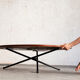Table ronde élévatrice par Jürg Bally