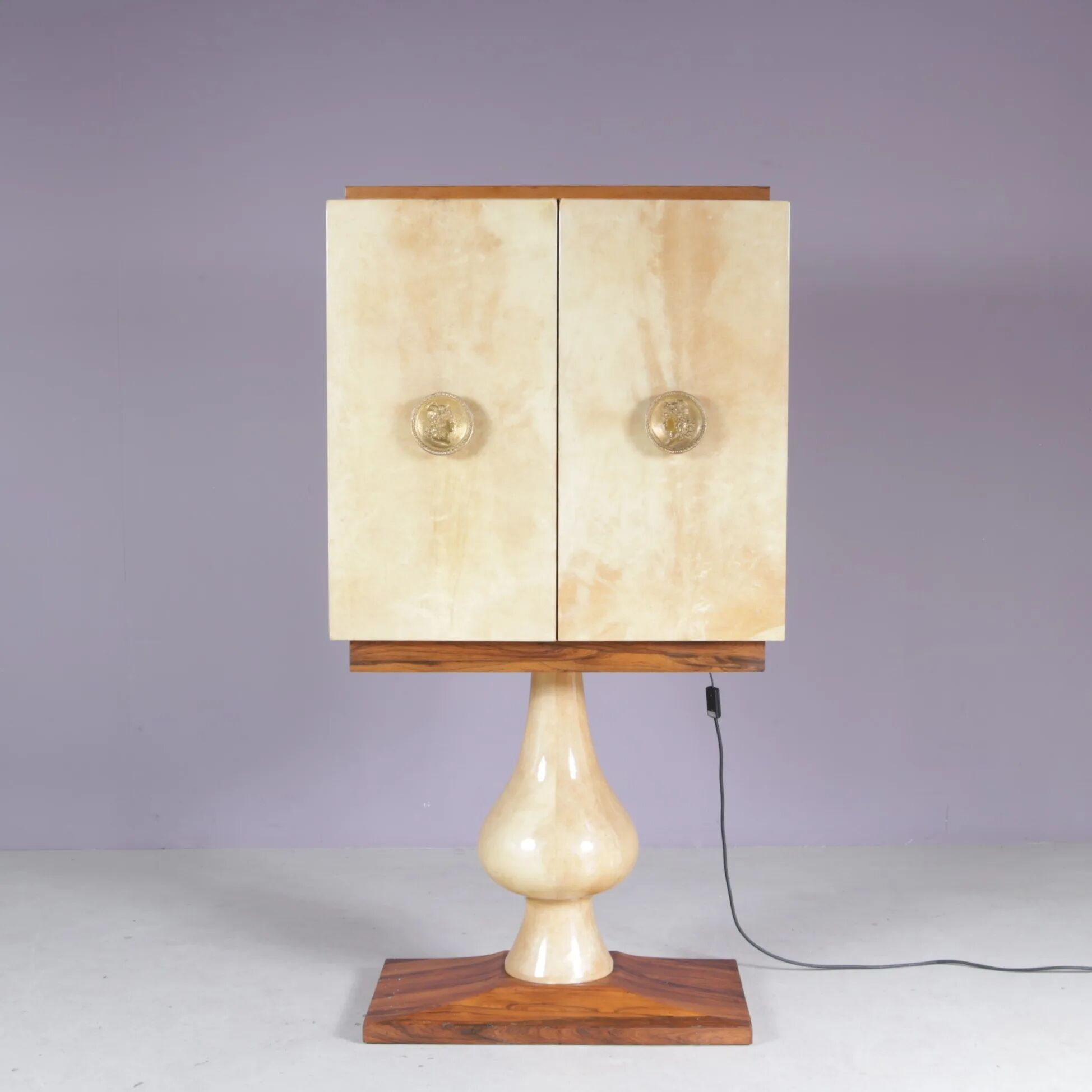 Cabinet de bar Aldo Tura en peau de chèvre sur piédestal, années 1960