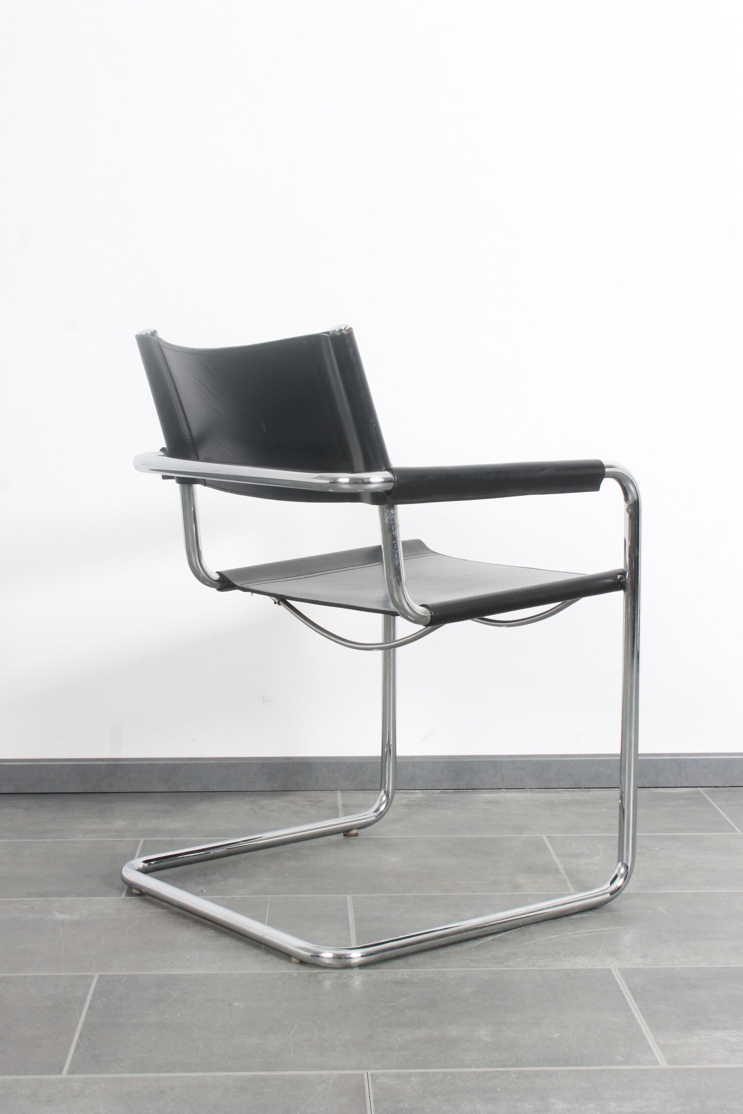 Chaise cantilever. de Matteo Grassi