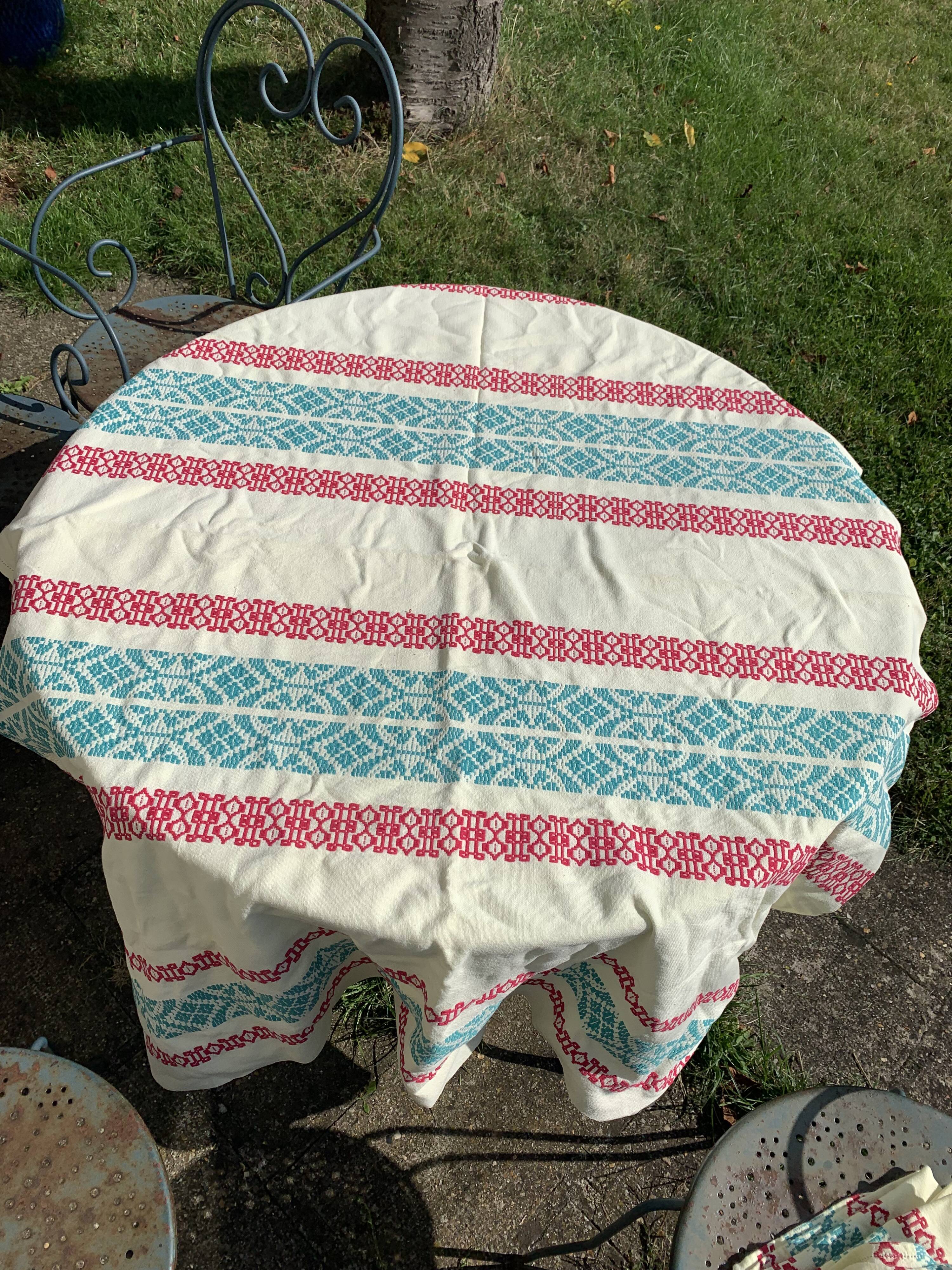 Nappe rectangulaire, linge de maison basque en coton jaune broderies rouges et bleues, vintage