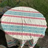 Nappe rectangulaire, linge de maison basque en coton jaune broderies rouges et bleues, vintage