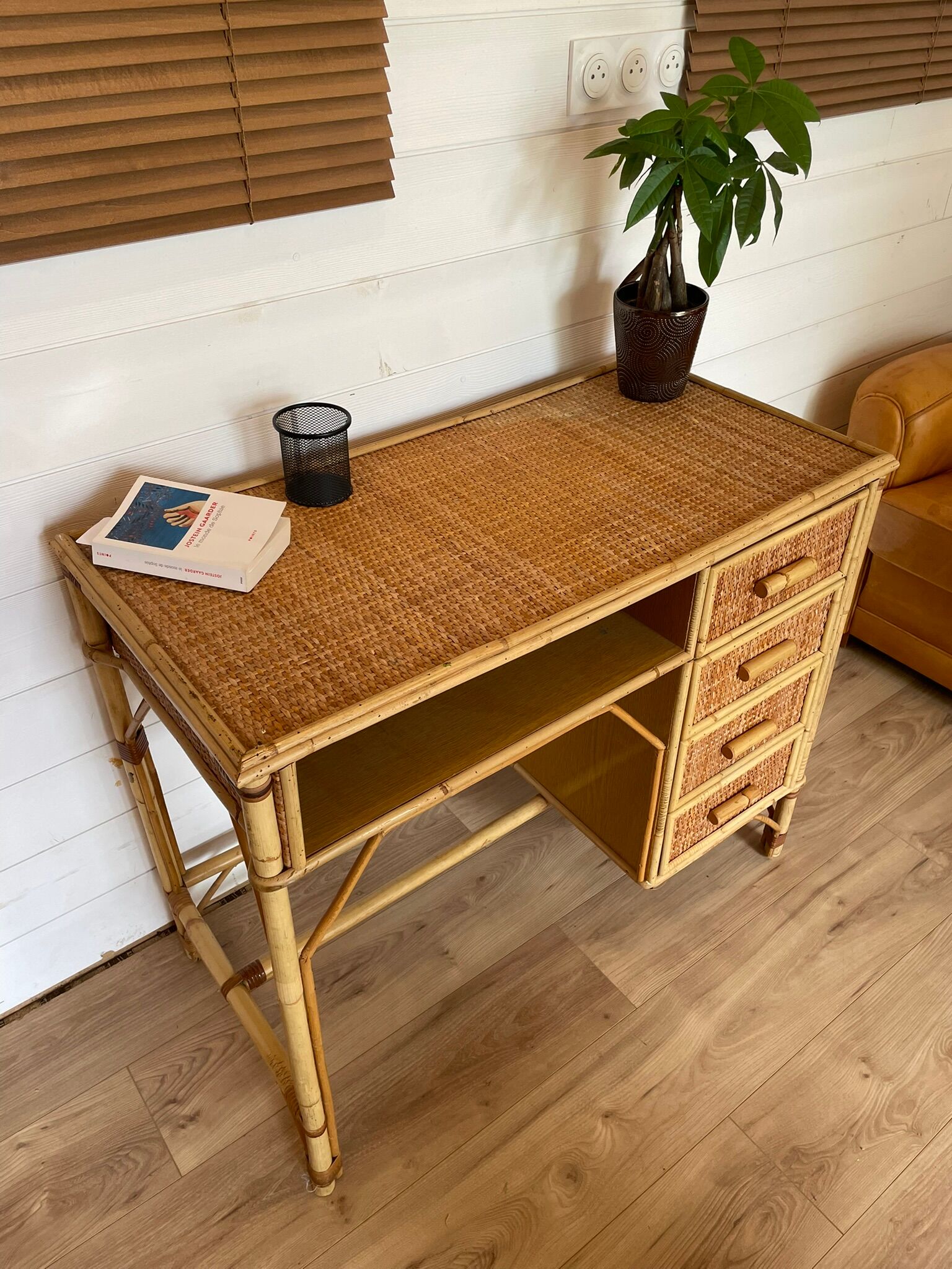 Vintage rattan and woven wicker desk with 4 drawers – Centrepiece – Style
