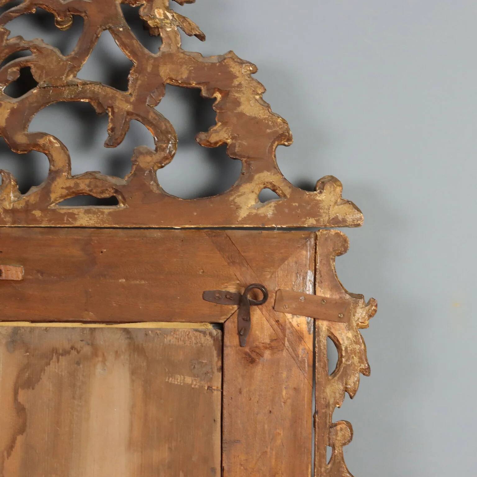 Antique mirror in gilded lime wood, Baroque sculptures, 18th century