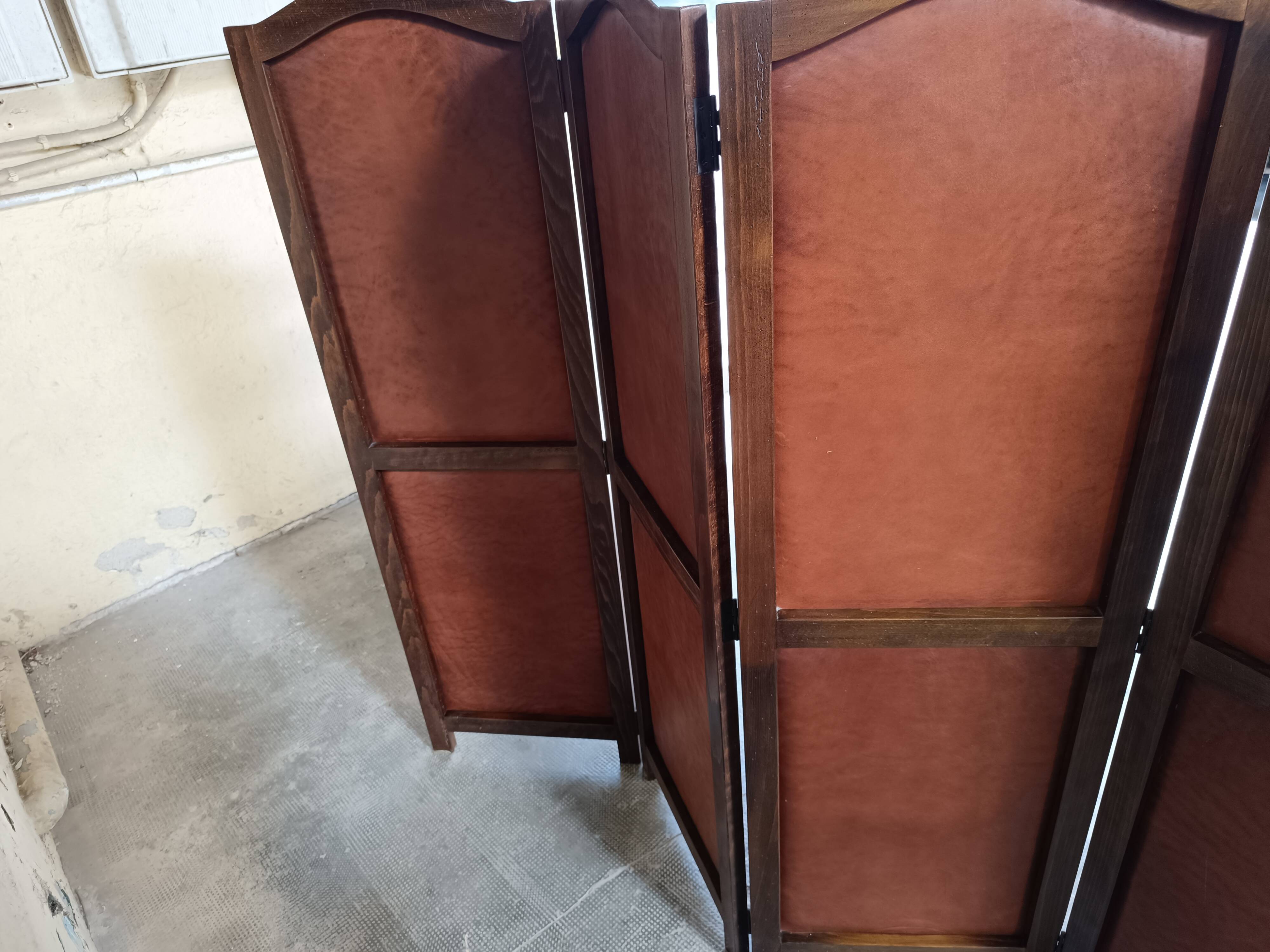 4-leaf wood and leather screen