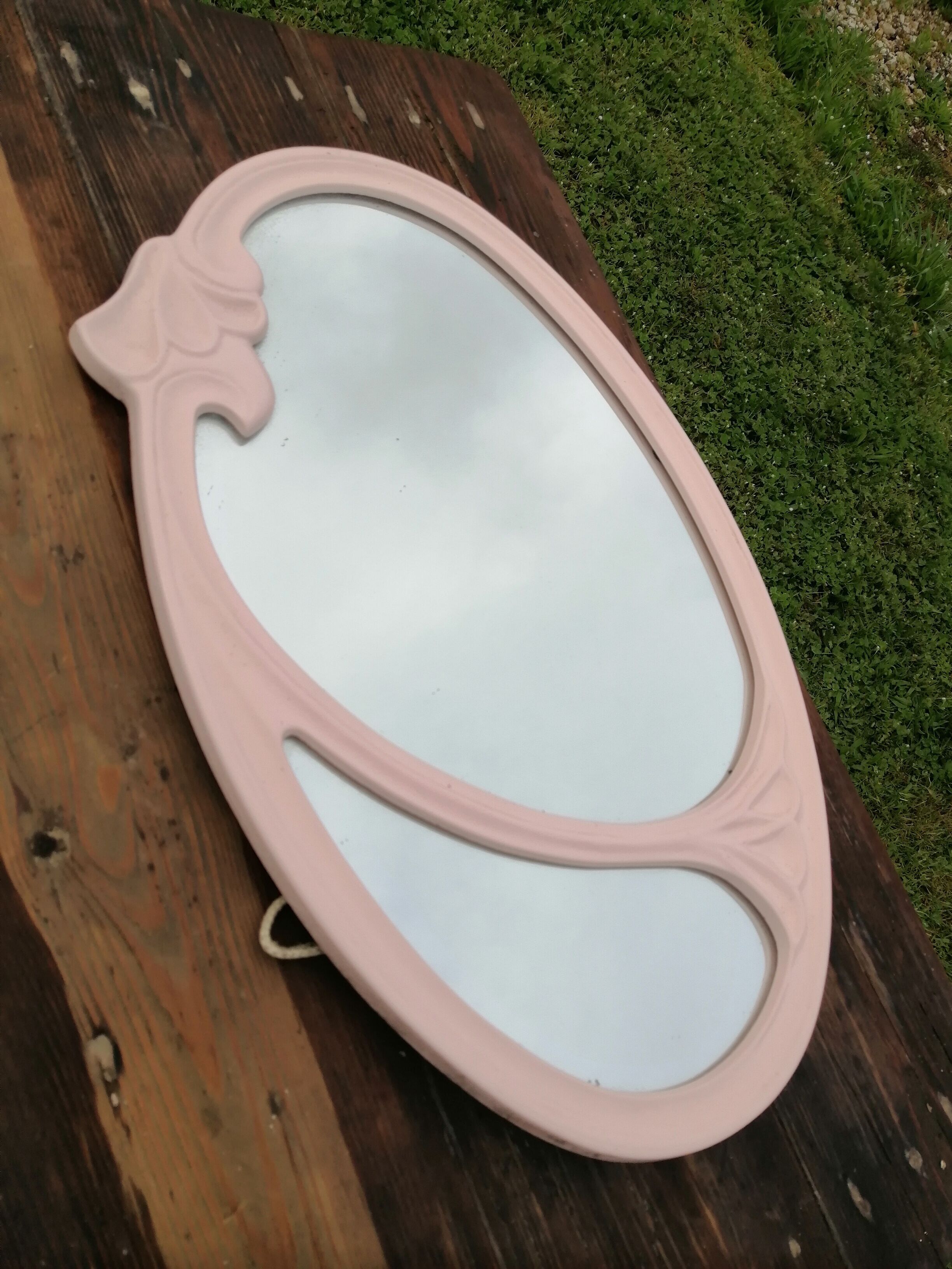 Oval mirror in pink cast iron layette