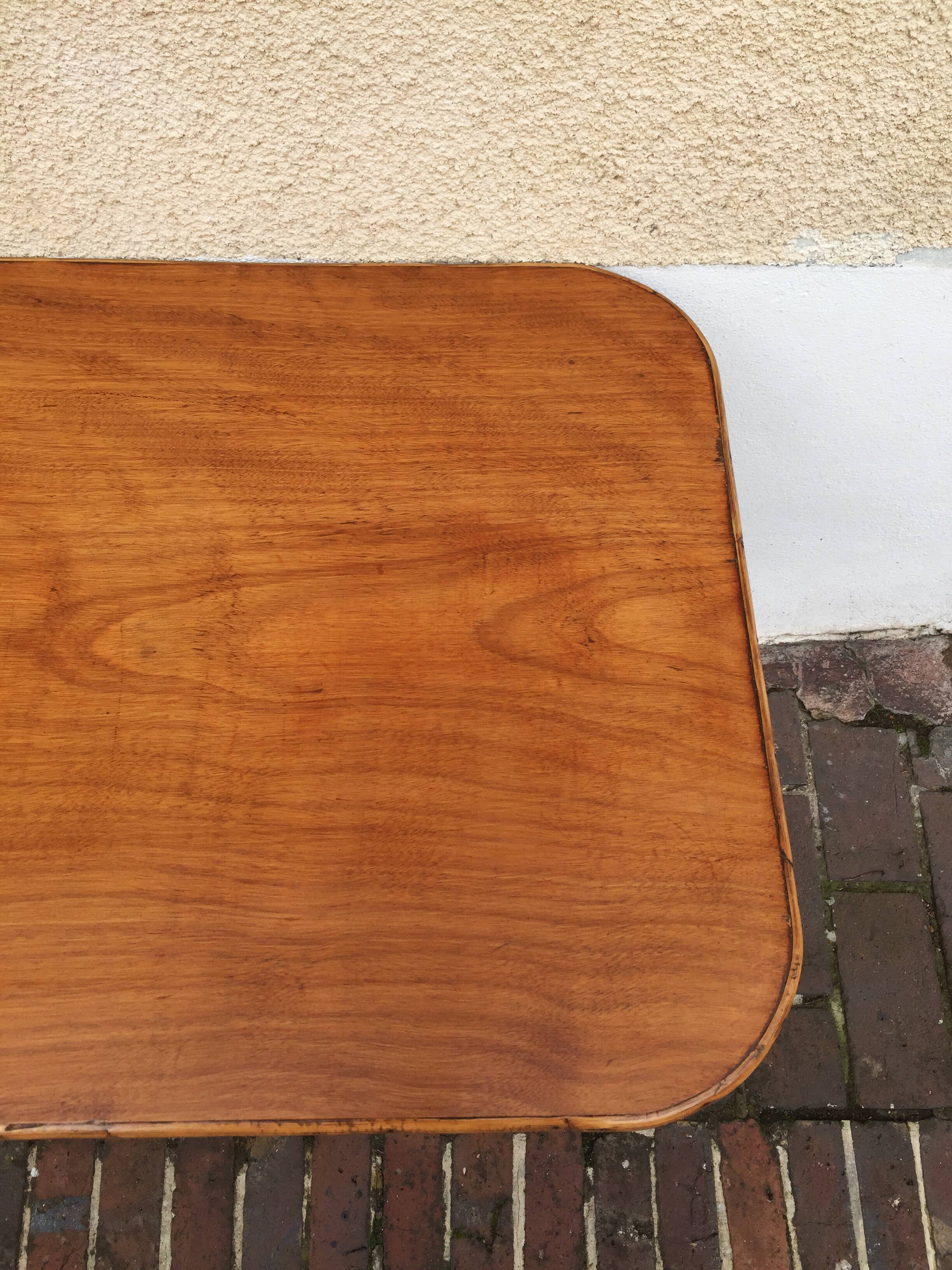 Table d'appoint en rotin et plateau en bois