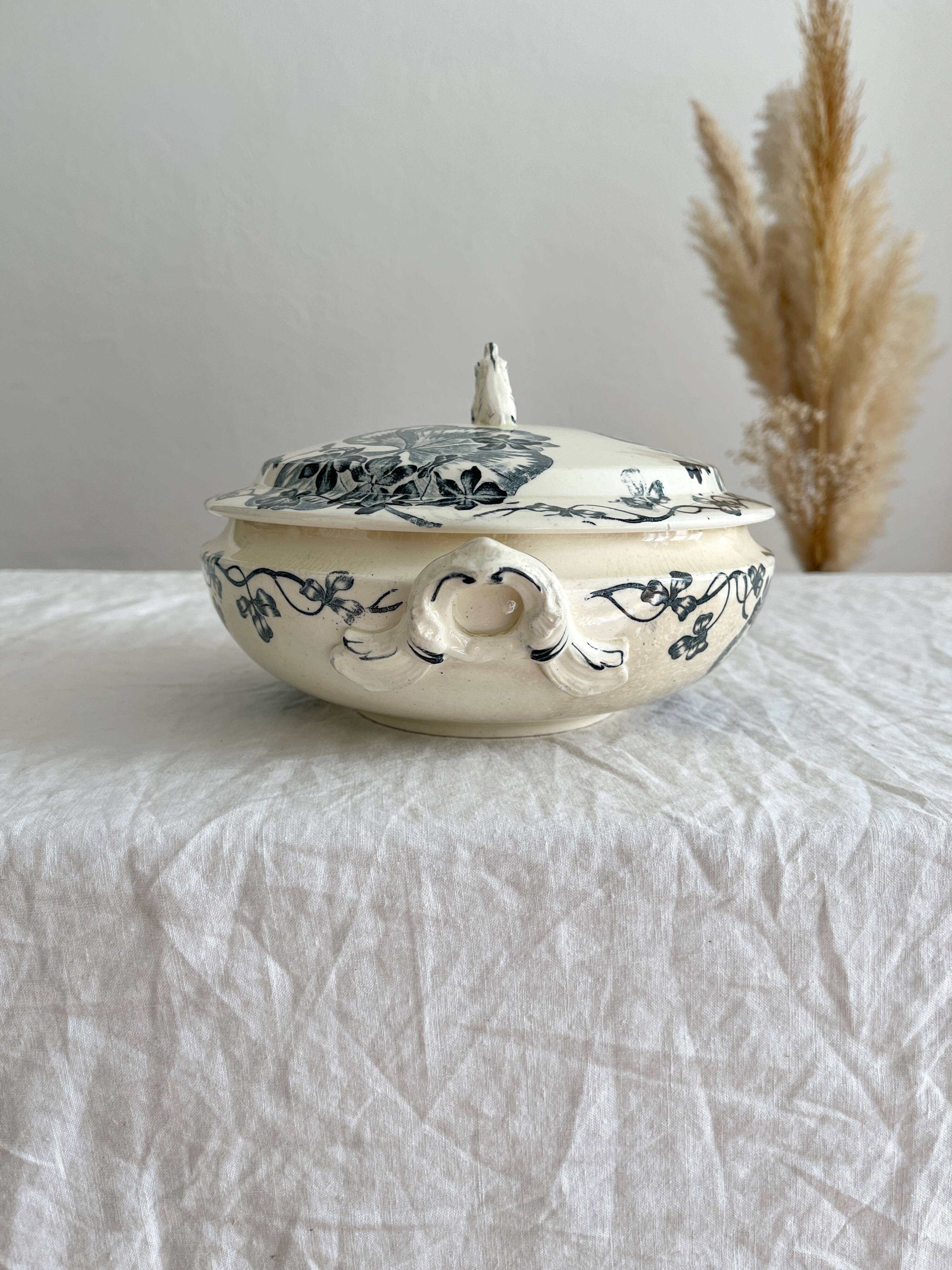 Small old vegetable soup tureen in iron earth "Les Violettes" Salins