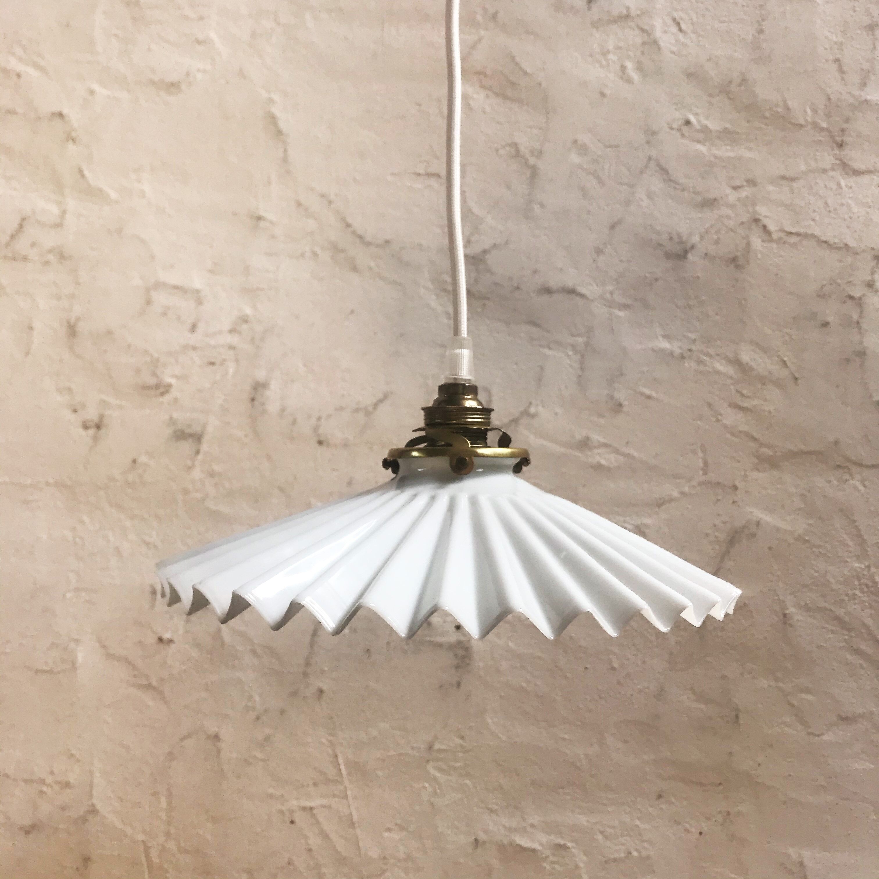 White pleated opaline hanging lamp