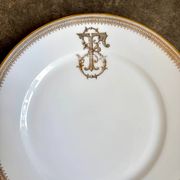 Assiette plate en porcelaine dorée monogrammée "F"