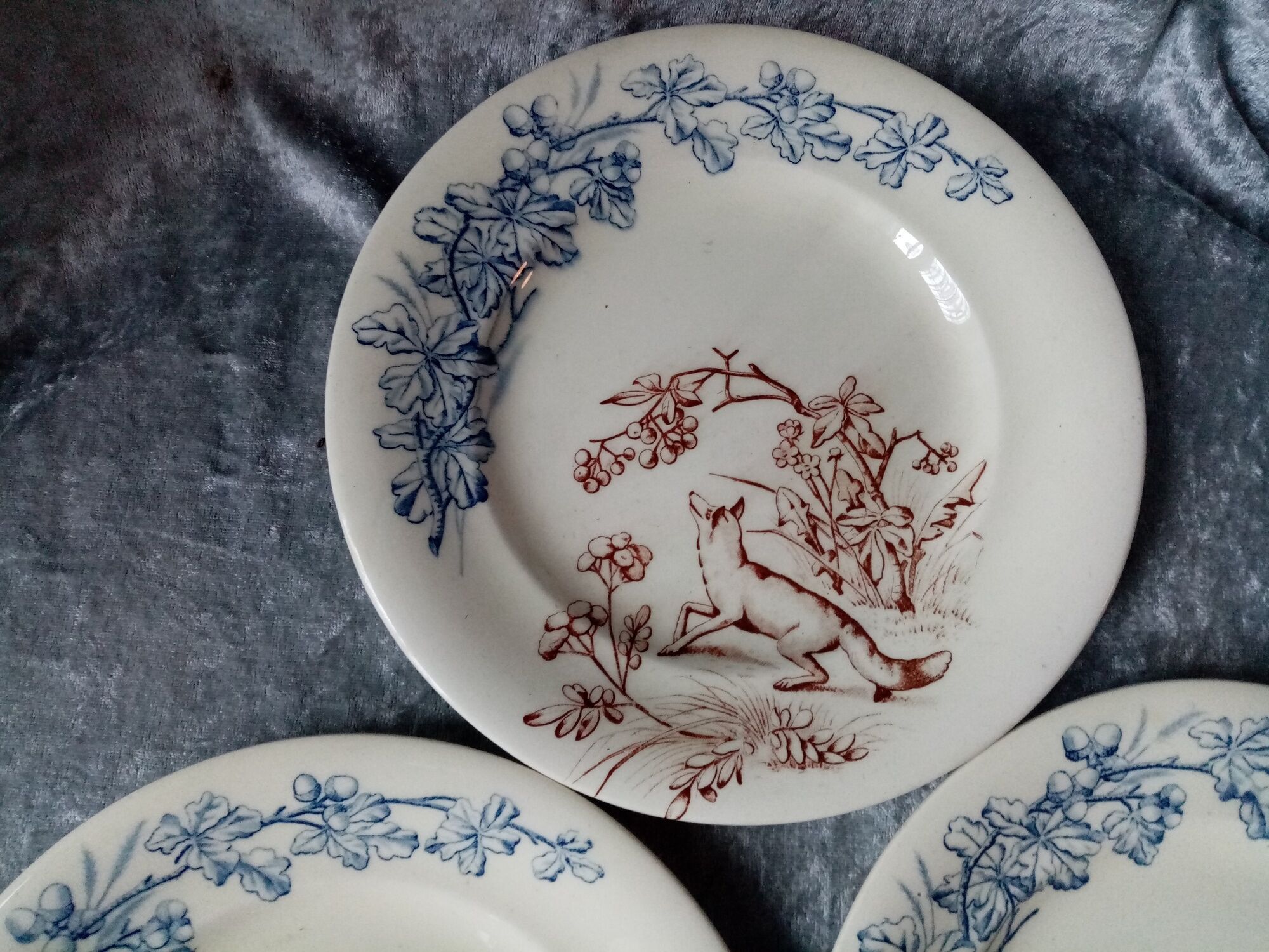 Series of 3 flat plates in iron earth, clairefontaine, hunting model