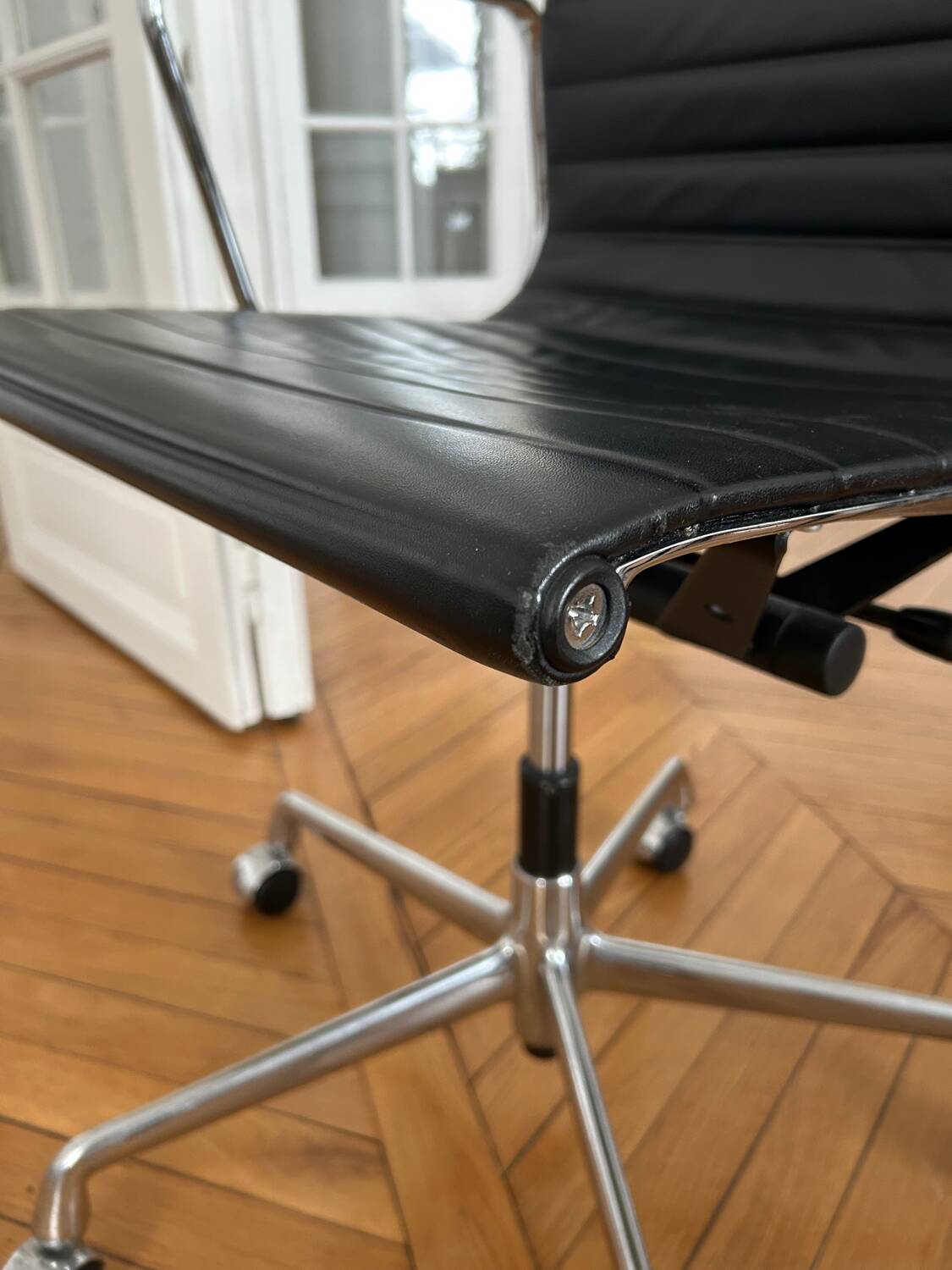 Chaise de bureau Eames Vitra EA118 en cuir