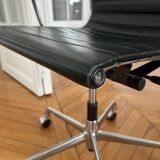 Chaise de bureau Eames Vitra EA118 en cuir