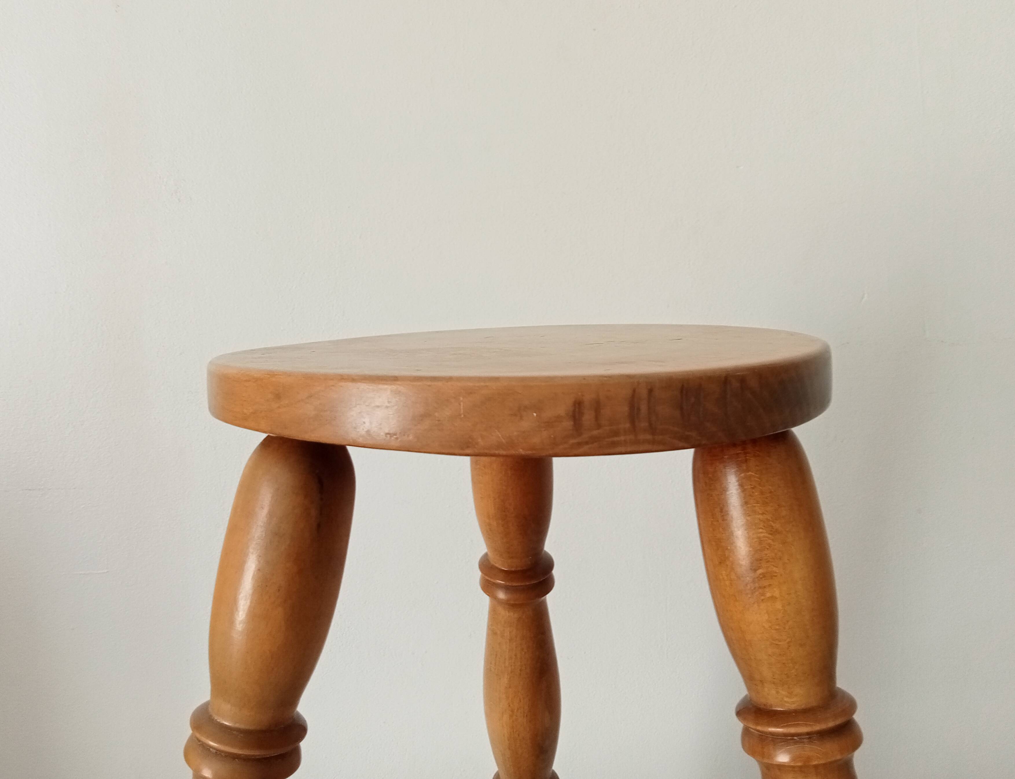 Vintage tripod stool in beech wood.