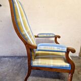 Fauteuil Voltaire - De style Louis Philippe - En bois mouluré, garniture de tissu bleu et jaune