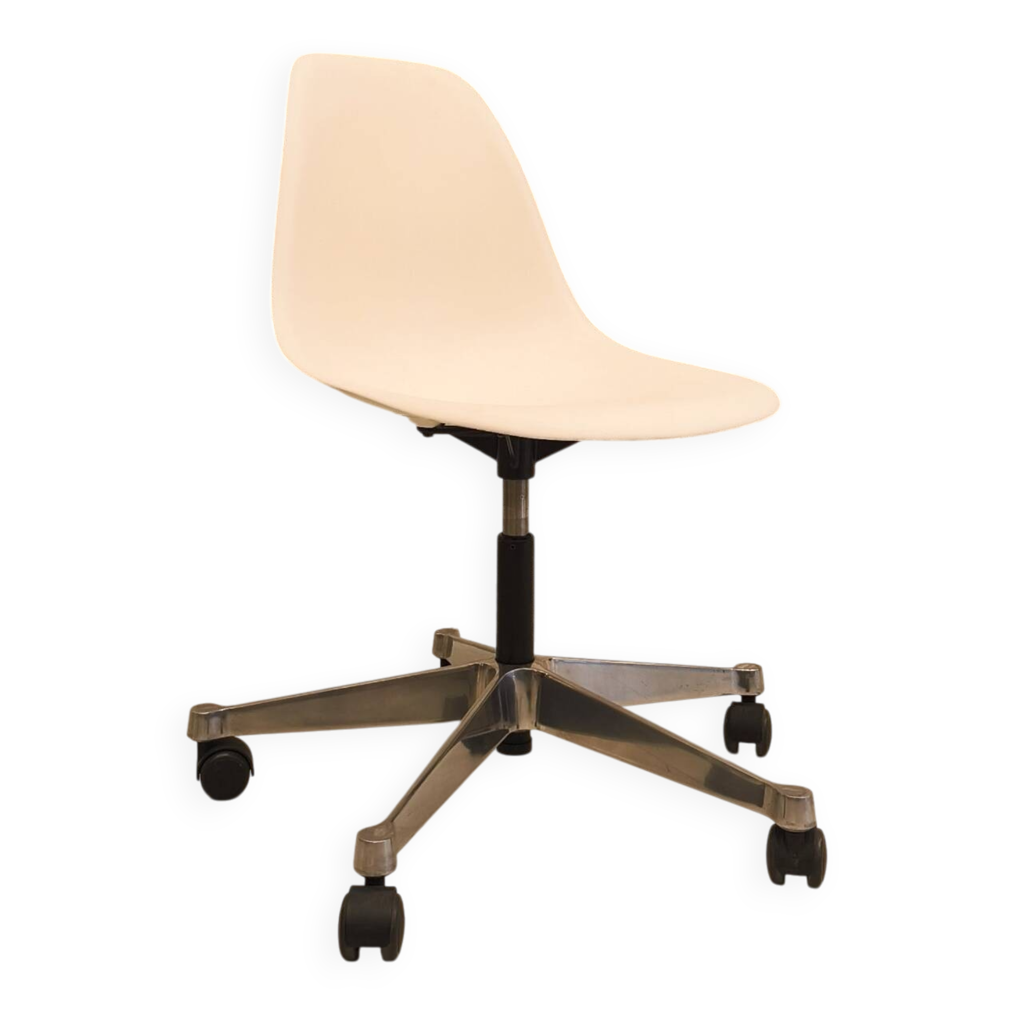 PSCC RE office chair designed by Charles and Ray Eames, Vitra