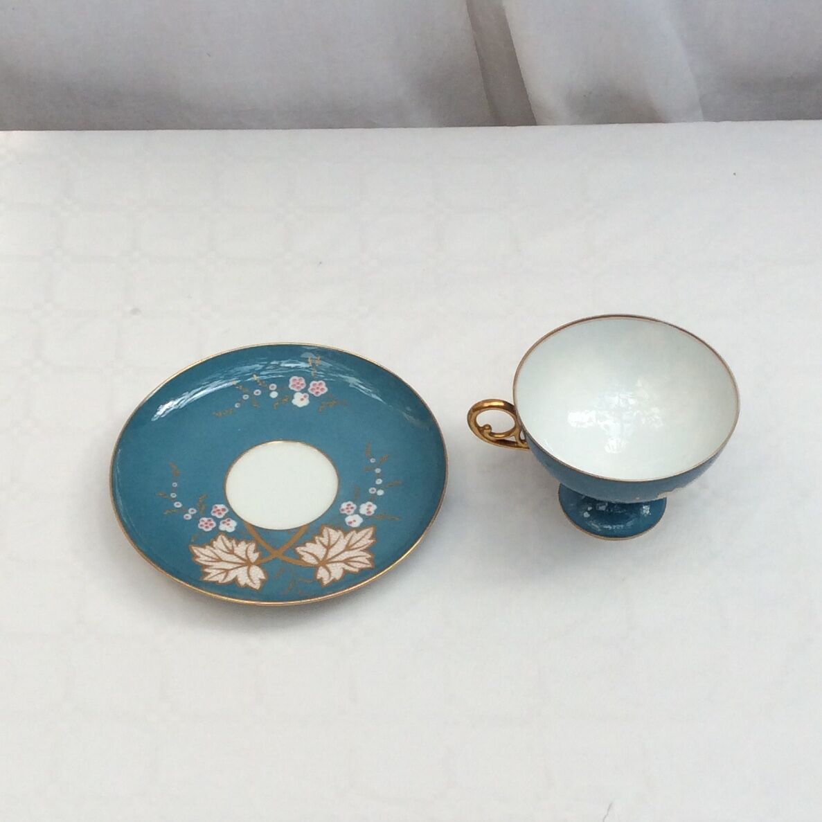 Ancienne tasse et soucoupe à chocolat en porcelaine de Paris Dimension : hauteur -8,5cm- D-11,5cm-