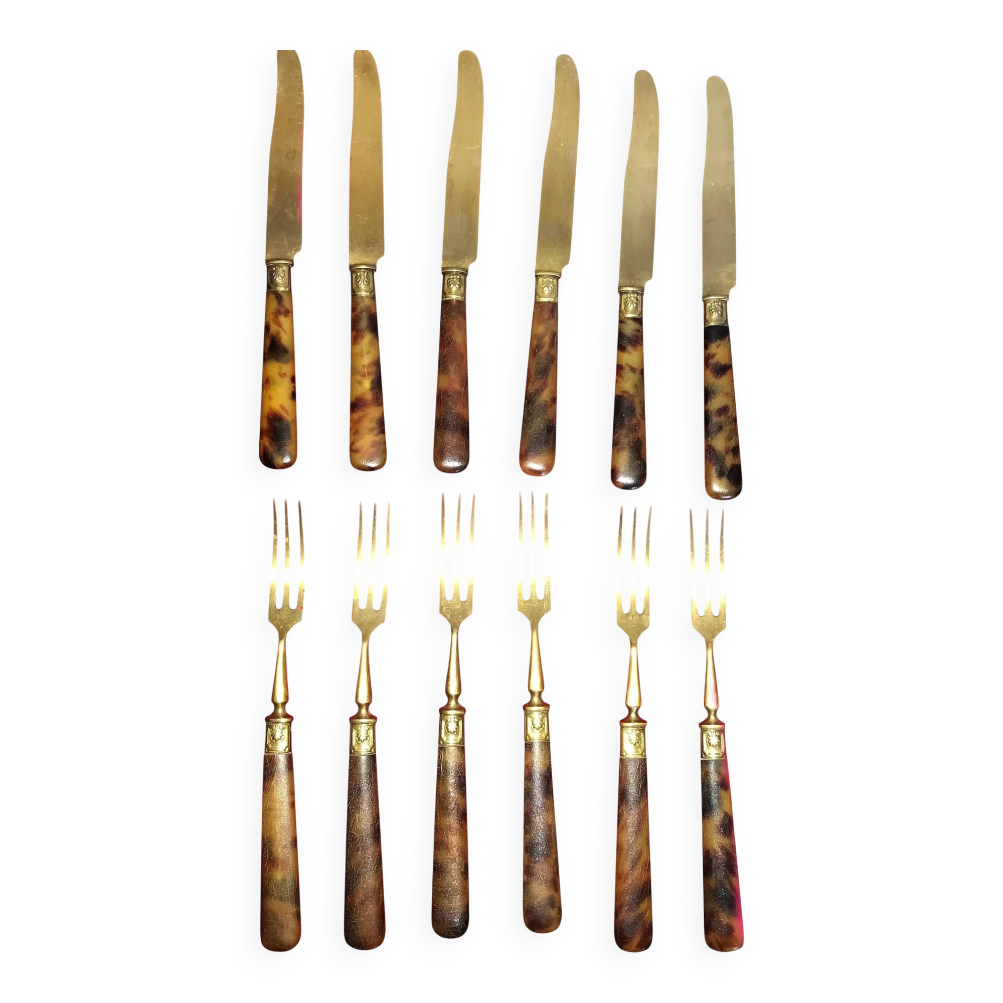 Table art, 12 fruit cutlery sets in gilded metal with horn from the early 20th century.