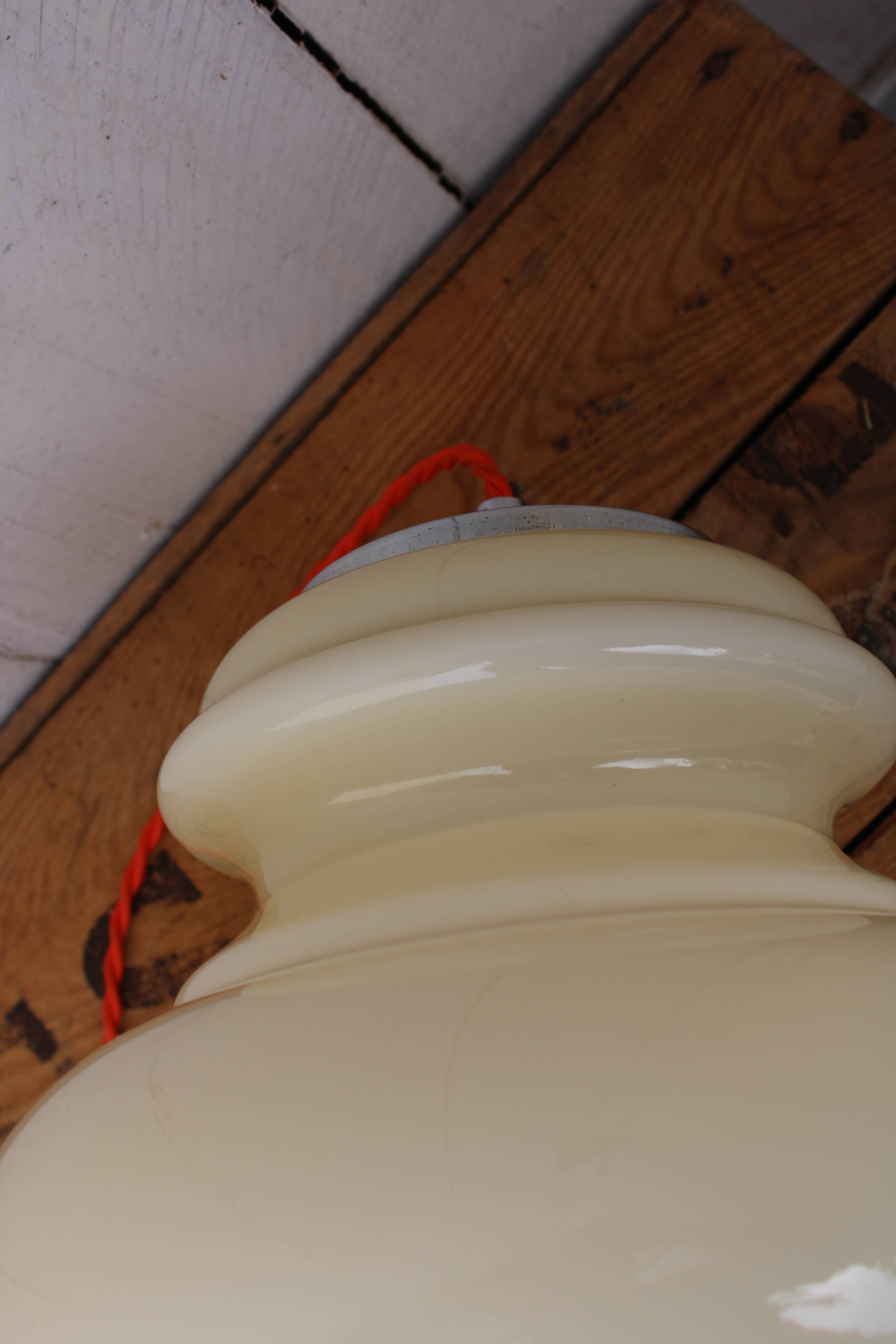 Space age suspension in opaline