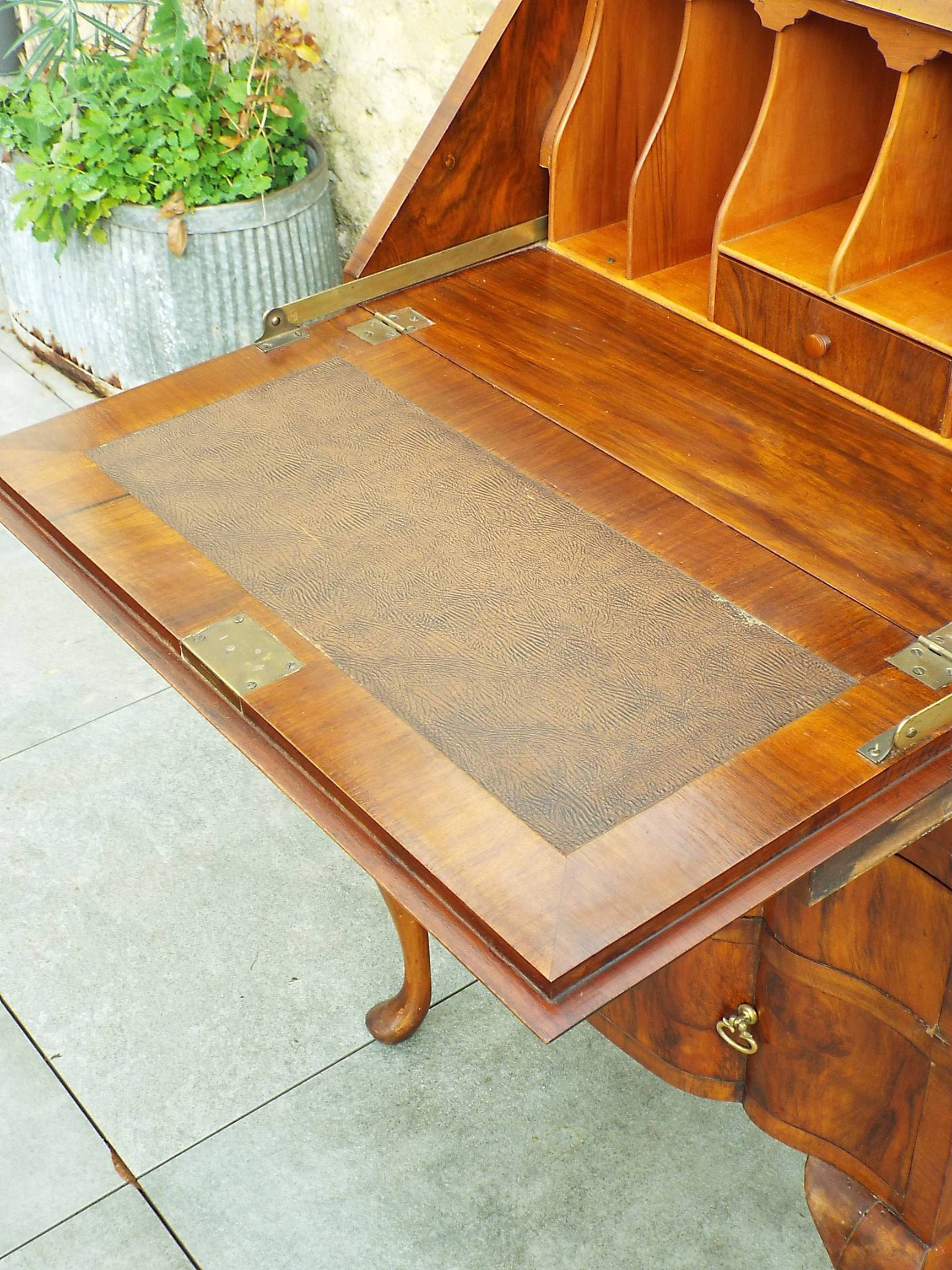 Secrétaire commode Style Queen Anne