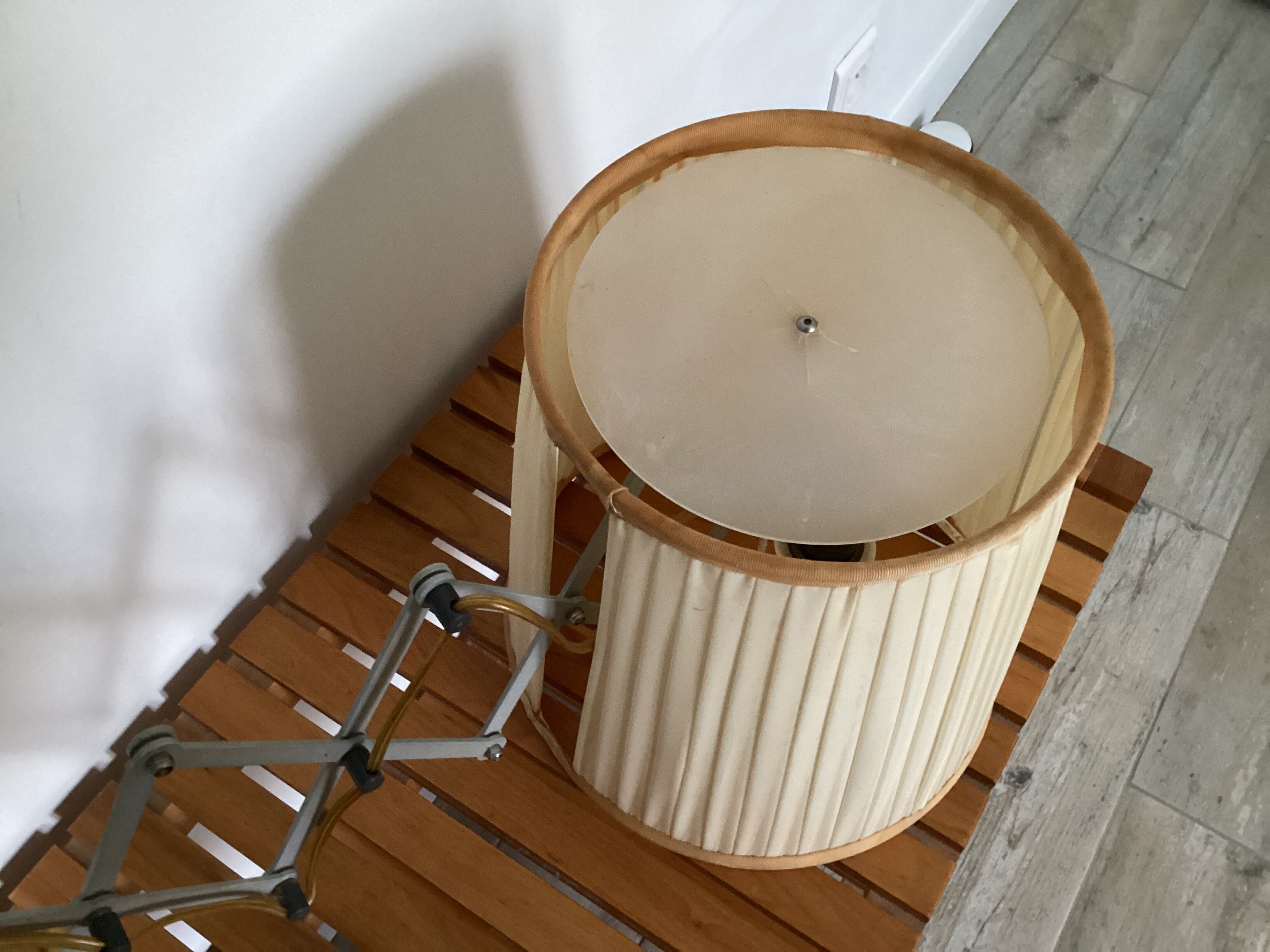 Articulated wall light