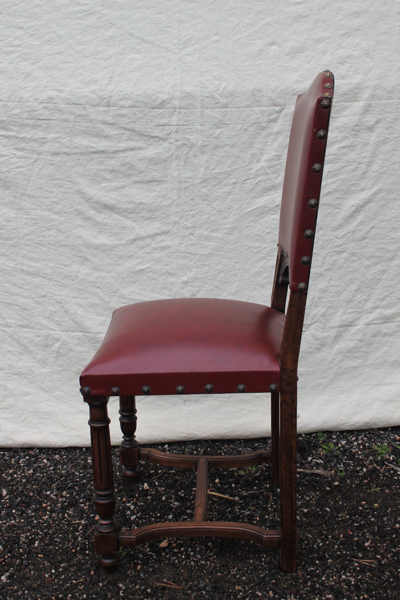 Huit chaises en skaï