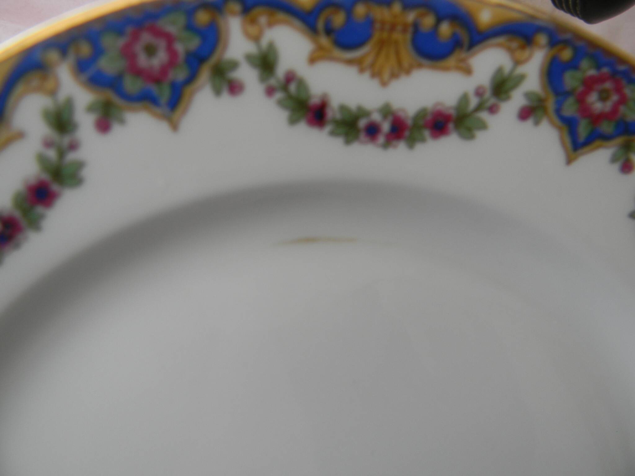 Lot de 12 assiettes à dessert en porcelaine de limoges.