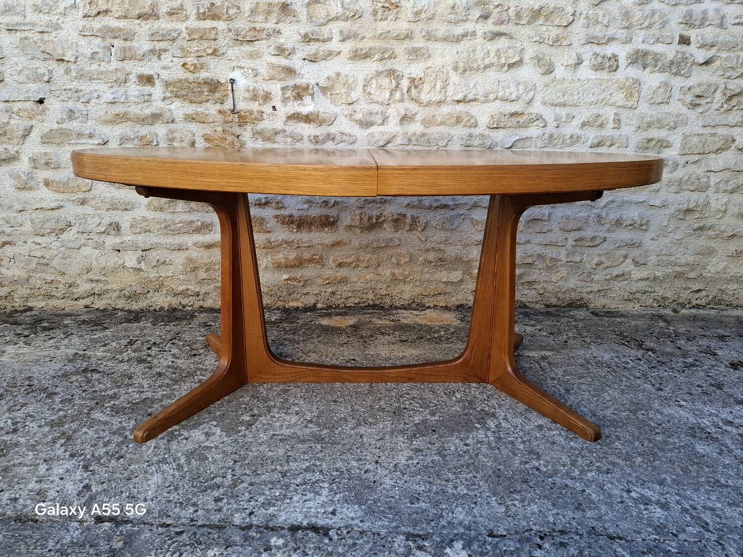 Baumann oval table