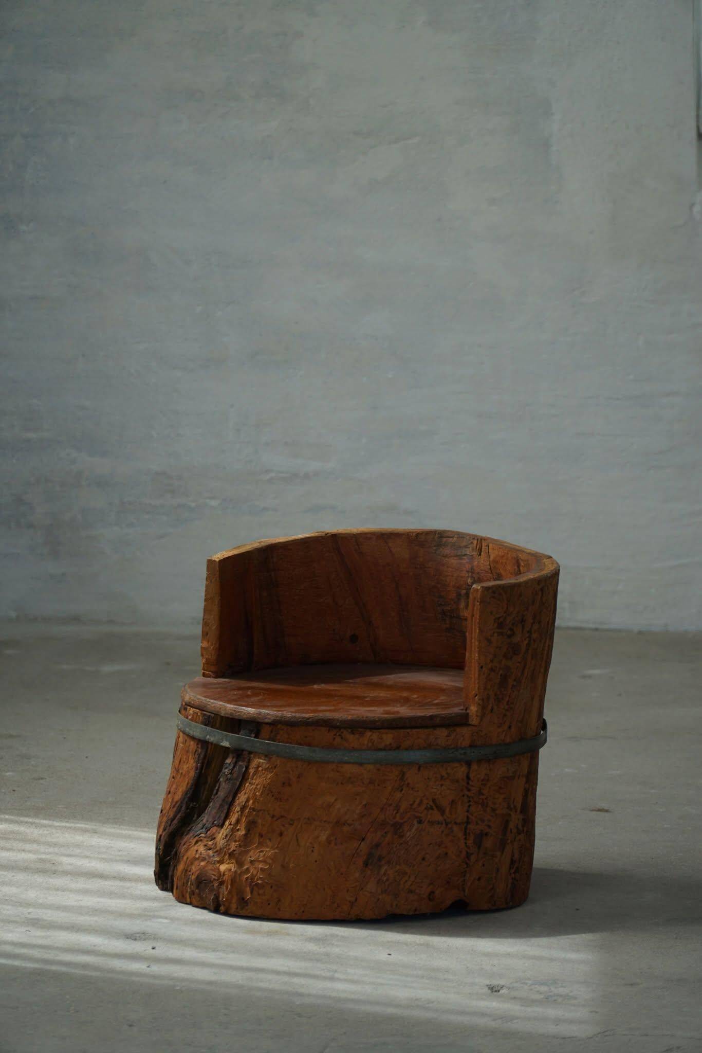 Primitive stump seat in pine, hand-carved, modern Swedish, Wabi Sabi, 1900s.