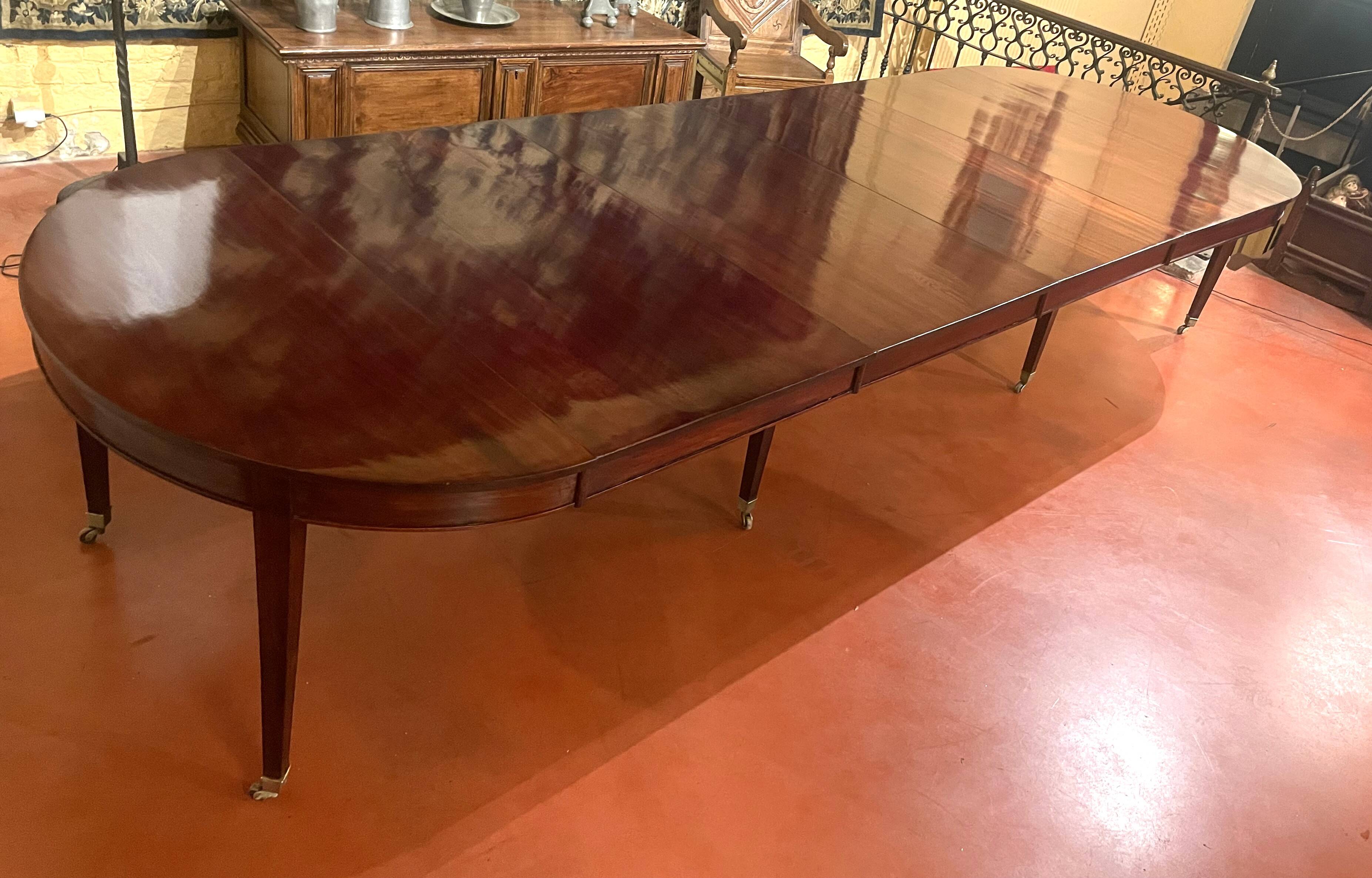 Directoire period extendable dining table in mahogany with a band.