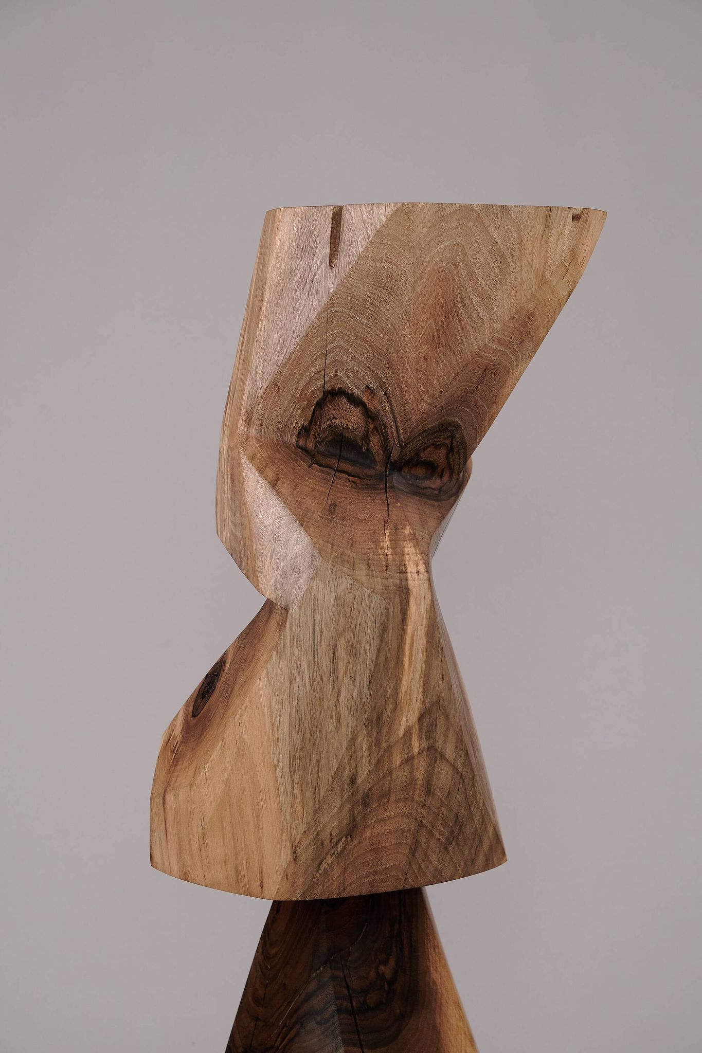 Table d’appoint sculpturale en bois massif, design contemporain original, logniture