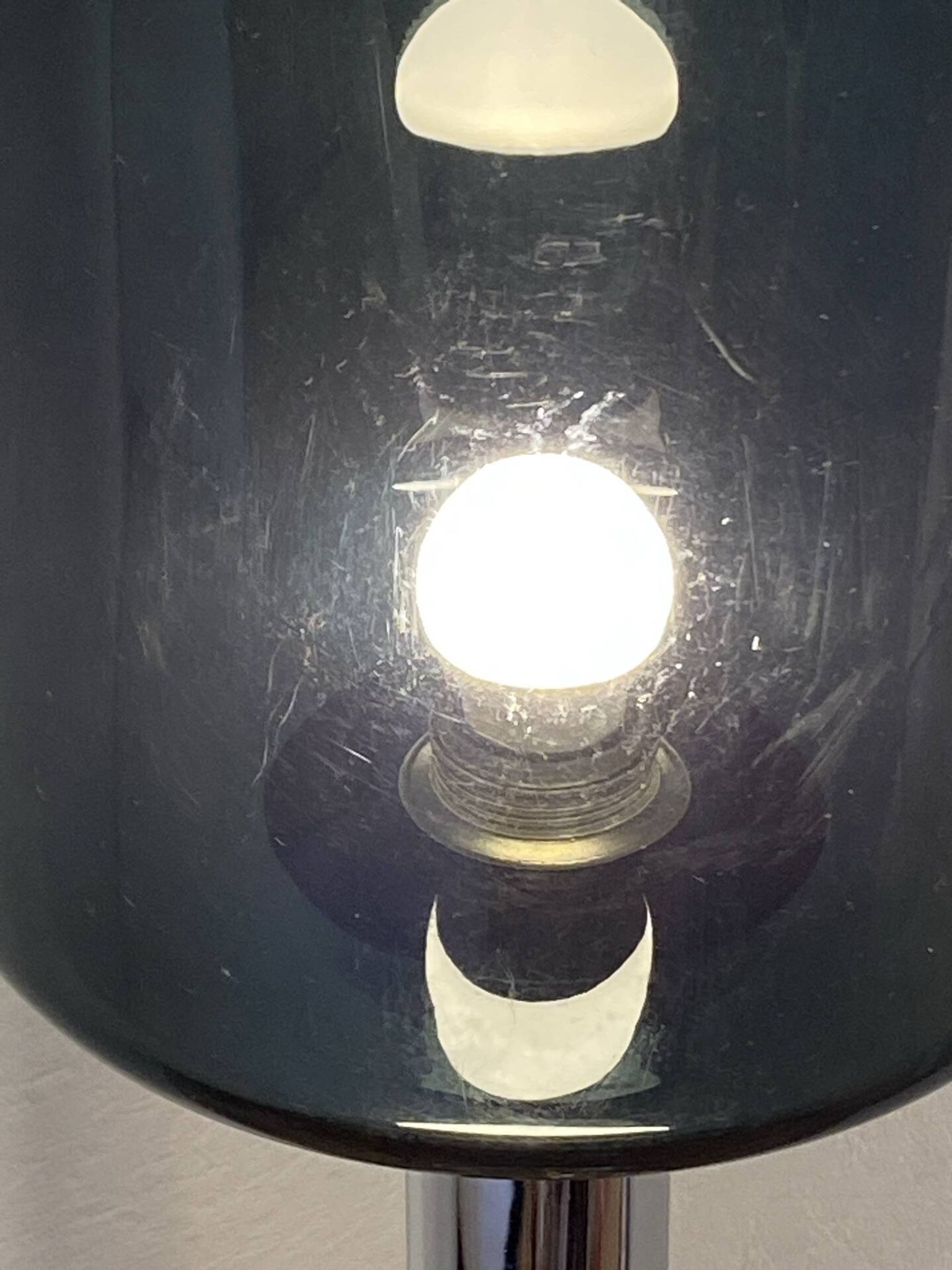 Lampadaire en métal et verre fumé