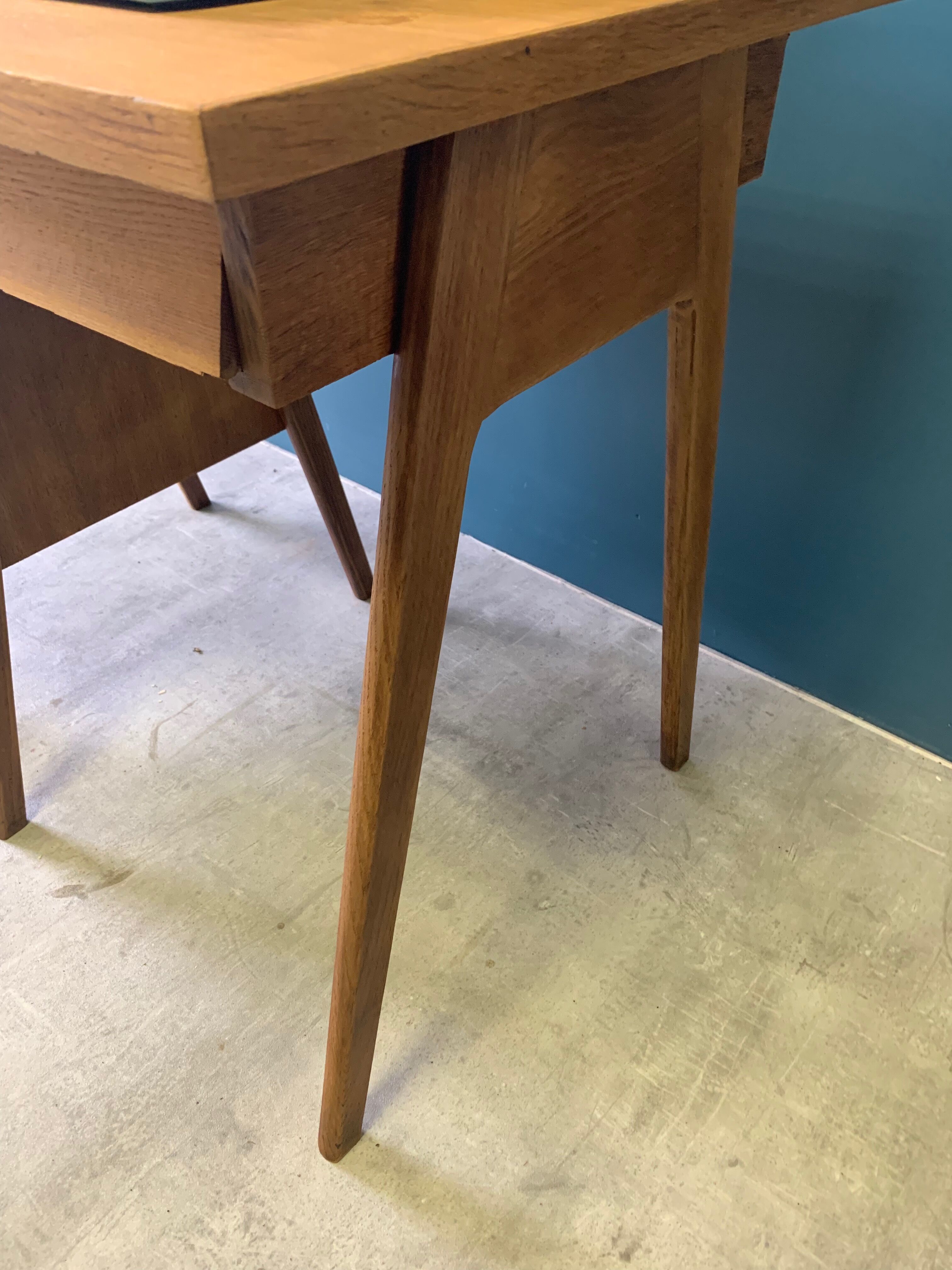 Desk 4 drawers with vintage fins